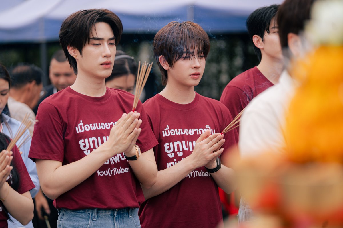 PRSocietyNews's tweet photo. พลังความฮอต #เติ้ลเฟิร์สวัน ดันซีรีส์ “เมื่อผมอยากเป็นยูทูบเบอร์แข่งกับแฟนเก่า You(r)tuber Series” ปังตั้งแต่บวงสรวง แฟนคลับรวมพลส่งกำลังใจแน่นงาน 

#YourtuberSeries
#MandeeWork 

>> https://t.co/ni4HG0ceKy

ปังสุดจนเป็นกระแสและได้รับความสนใจในโลกออนไลน์ตั้งแต่วันบวงสรวง จนทำให้ #บวงสรวงYourtuber มีการพูดถึงในอย่างต่อเนื่อง สำหรับซีรีส์เรื่อง ‘เมื่อผมอยากเป็นยูทูบเบอร์แข่งกับแฟนเก่า You(r)tuber Series’  ซึ่งได้ ‘เติ้ล มติมันต์ ศรีบุญเรือง เฟิร์สวัน วรรณกร เรืองรัตน์’ แสดงนำ โดยเป็นผลงานการผลิตของ‘บริษัท มันดีเวิร์ค จำกัด’ ซึ่งบอสใหญ่จากค่าย ‘ดูมันดิ’ อย่าง ‘อ๊อฟชั่น กิตติพัฒน์ จำปา’ พร้อมลุยเพื่อสร้างสรรค์ซีรีส์คุณภาพอีกหนึ่งเรื่อง และเสริมทัพความสนุกในการถ่ายทอดเรื่องราวในซีรีส์เรื่องนี้ด้วย ฟิวส์ วัชรพล ก้อนทรัพย์, เจ็ม กันตพัฒน์ เตวิชพัฒนพงศ์, ต้น ศรัณญ์ อนันตะเศรษฐกูล, เอิร์ธ กัษมนณัฏฐ์ นามวิโรจน์ และ ฝ้าย ณัฐธยาน์     บุตรธุระ (ฝ้าย 4EVE) ซึ่งได้เข้าร่วมพิธีบวงสรวงซีรีส์เพื่อความเป็นสิริมงคล เมื่อวันที่ 27 กรกฎาคม 2569 จัดขึ้น ณ บริเวณดาดฟ้าชั้น 6 โครงการ Phenix Pratunam 

สำหรับ ซีรีส์ ‘เมื่อผมอยากเป็นยูทูบเบอร์แข่งกับแฟนเก่า You(r)tuber Series’ เป็นอีกหนึ่งเรื่องที่ได้รับความสนใจจากแฟนคลับนับตั้งแต่ปล่อย Pilot ให้ได้ชม ซึ่งมียอดวิวทะลุ 2 ล้านวิวแล้ว รวมถึงในงานบวงสรวงยังเต็มพื้นที่ด้วยพลังของแฟนคลับที่มาร่วมส่งกำลังใจให้กับ ‘เติ้ล - เฟิร์สวัน’ รวมถึงทีมนักแสดงนำอย่างล้นหลาม โดยมีแฟนคลับมาร่วมงานกว่า 3,000 คน ซึ่งทำเอานักแสดงต่างปลื้มใจสุด ๆ 

โดย ‘เติ้ล – เฟิร์สวัน’ และทีมนักแสดง เผยว่า “พวกเราตื่นเต้นมาก ๆ ที่จะได้ถ่ายทำซีรีส์เรื่องนี้ ก่อนหน้านี้ได้มีการเวิร์คชอปการแสดงไปบ้างแล้ว เรื่องนี้มีหลากหลายอารมณ์ จะเป็นซีรีส์ที่ทำให้ผู้ชมยิ้มตามได้ไปกับความ Feel Good และได้สัมผัสกับเรื่องราวของตัวละครไปพร้อมกับความสนุกของการท่องเที่ยว อยากให้ทุกคนรอติดตามไปด้วยกันครับ”

ซีรีส์ “เมื่อผมอยากเป็นยูทูบเบอร์แข่งกับแฟนเก่า You(r)tuber Series” เป็นเรื่องราวของ คู่รักที่เลิกกัน เพราะถูกแฟนนอกใจไปคบเพื่อนสนิท และโดนยึดช่องยูทูปที่สร้างมาด้วยกัน เลยหันมาเปิดช่องใหม่ พร้อมกับการได้พบช่างภาพที่มีความลึกลับ แต่กลับทำให้กล้าแสดงตัวและเป็นส่วนช่วยให้ประสบความสำเร็จ ร่วมลุ้นไปกับการเปิดใจให้ความสัมพันธ์ครั้งใหม่นี้ว่าจะเดินหน้าต่อได้อย่างไร ผ่านผลงานการกำกับการแสดงของ ‘กฤติเดช สินเจิมศิริ’ และนำแสดงโดย

•เติ้ล มติมันต์ ศรีบุญเรือง รับบทเป็น อินทัช
•เฟิร์สวัน วรรณกร เรืองรัตน์ รับบทเป็น ชอบคุณ
•ฟิวส์ วัชรพล ก้อนทรัพย์ รับบทเป็น คิม
•เจ็ม กันตพัฒน์ เตวิชพัฒนพงศ์ รับบทเป็น ที่รัก
•ต้น ศรัณญ์ อนันตะเศรษฐกูล รับบทเป็น เตวิช
•เอิร์ธ กัษมนณัฏฐ์ นามวิโรจน์ รับบทเป็น ปลื้ม
•ฝ้าย ณัฐธยาน์ บุตรธุระ รับบทเป็น ขิม

ซีรีส์ “เมื่อผมอยากเป็นยูทูบเบอร์แข่งกับแฟนเก่า You(r)tuber Series” มีกำหนดเปิดกล้องถ่ายทำเร็ว ๆ นี้ และรอติดตามชมความสนุกได้ทางช่อง One31 และชมออนไลน์เวอร์ชัน UNCUT บนแอป iQIYI (อ้ายฉีอี้) และเว็บไซต์ https://t.co/sRl3tr4rPO ที่เดียวเท่านั้น