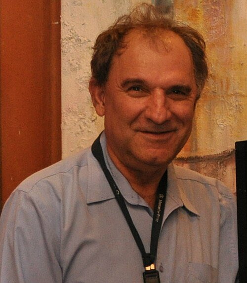 ClaudiaCostin's tweet photo. Bom dia! Hoje, 28/7, é dia de celebrar o nascimento de Osmar Santos, uma das vozes mais marcantes da história do rádio esportivo brasileiro. Com talento, criatividade e uma forma única de narrar, ele revolucionou as transmissões esportivas e conquistou gerações de ouvintes.

Tive a felicidade de ser colega de turma de Osmar no curso de Administração Pública da FGV. Naqueles anos, construímos uma amizade de que guardo lembranças muito afetuosas.

O grave acidente que sofreu interrompeu precocemente sua brilhante carreira como locutor, mas jamais apagou sua importância para o rádio brasileiro nem o carinho de quem teve o privilégio de conhecê-lo. Hoje, fica minha homenagem a um grande profissional e a um amigo querido.