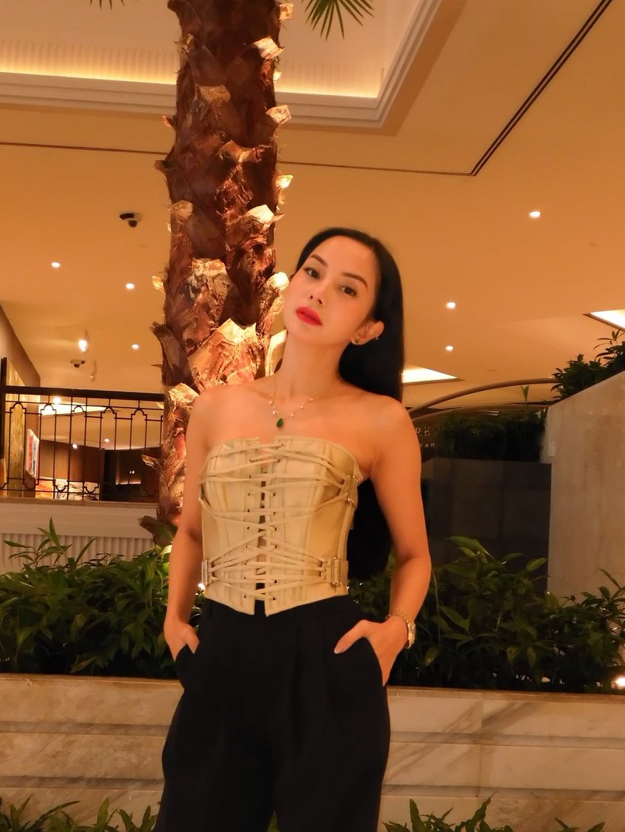seduhtehnya's tweet photo. Nggak semua orang langsung iba sama Keysa, gadis yang jadi viral setelah ayahnya meninggal dikeroyok karena mencuri ayam.

Salah satunya Kirana Larasati yang ngaku butuh waktu memproses berita sedih sambil menunggu fakta lainnya.

Belakangan terungkap ayah Keysa bukan mencuri ayam untuk makan, melainkan ayam aduan/ petarung. Ayah Keysa ternyata juga residivis alias mantan napi tahun 2018.

Hmm, gimana menurutmu?