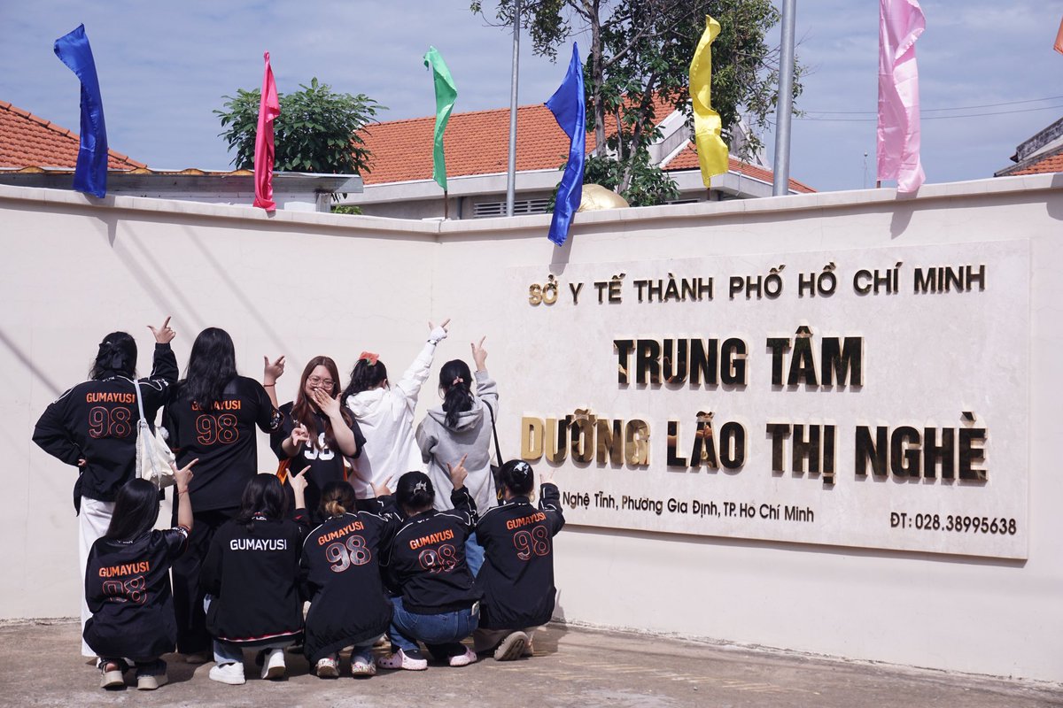 gu_inbloom's tweet photo. From Gumayusi Vietnam Fans ❤️🇻🇳

On July 27, we visited a care center to spend time with elderly veterans who contributed to our country.

May all the good things in the world find their way to Gumayusi and HLE in 2026. 🧡🐻

#이민형 #Gumayusi #HLE https://t.co/lA1mlUqiOH