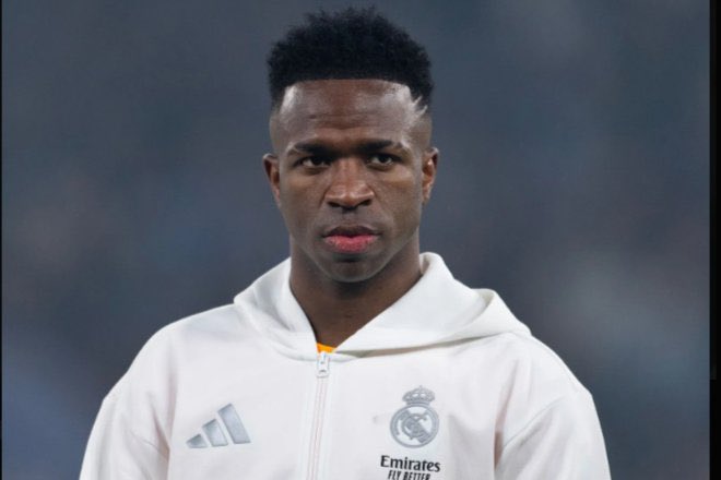 _ArsenalScope's tweet photo. 🚨📰Here’s what Real Madrid’s most reliable journalists are reporting about Vinicius Juniors situation and Arsenal’s interest.

Vinicius Junior is reportedly locked in a serious contract stalemate with Real Madrid.

Sergio Valentín reports that both Vinicius Junior and Real Madrid still want to reach an agreement, but with the contract stalemate dragging on for so long, he now believes a sale is the more likely outcome.

According to the reports, Vinicius Junior’s representatives have repeatedly delayed negotiations, with the Brazilian hoping a strong World Cup would strengthen his bargaining position. However, Real Madrid’s stance has reportedly remained unchanged. 

Sergio Valentín reports that Real Madrid have informed Vinicius Junior’s representatives that if a new contract cannot be agreed, they should begin looking for offers from other clubs.

Only three players are considered untouchable at Real Madrid: Kylian Mbappe, Jude Bellingham and Federico Valverde. Vinicius Junior is reportedly not on that list. 

Ramon Alvarez de Mon reports that the gap between Real Madrid and Vinicius Junior in contract negotiations is around €7m net per year (approximately €15m gross).

Crucially, the gap has reportedly remained unchanged for more than 12 months, with both Real Madrid and Vinícius Júnior locked in a long-running contract stalemate.