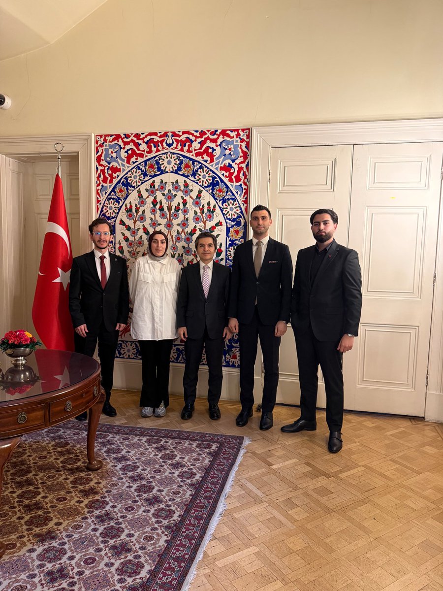 TC_LondraBE's tweet photo. Birleşik Krallık Türk Öğrenci Birliği (TUSU) yeni yönetimiyle biraraya gelmekten memnuniyet duyduk.

Pleased to meet with the new board of @Tusu_uk and discuss future projects. https://t.co/hMsNnCu9sl