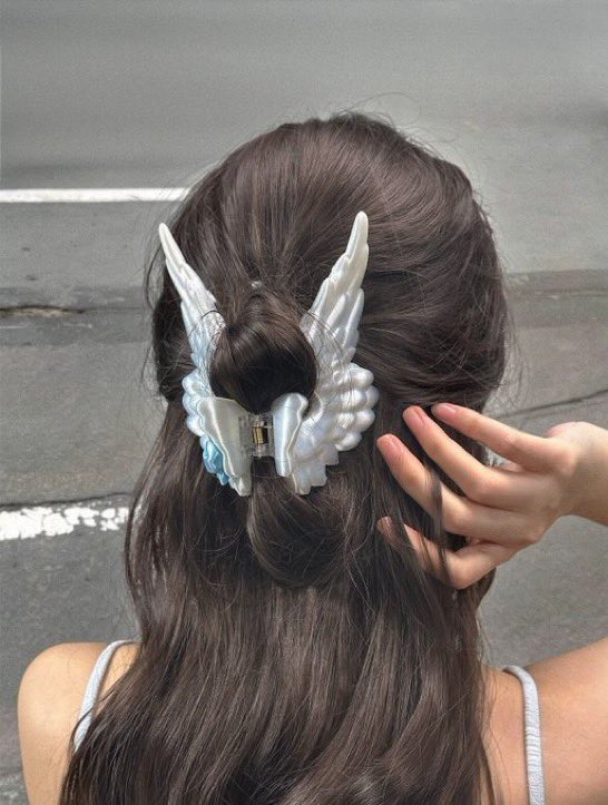 ariafairyx's tweet photo. angel wings hair claw clip 🪽 https://t.co/oG20E69QeO