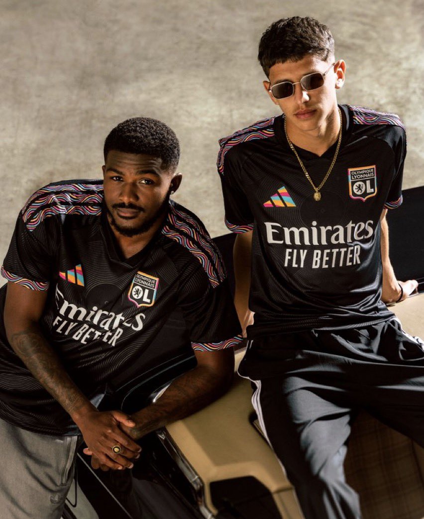 lnstantFoot's tweet photo. 🚨🚨ALERTE BANGER !!! L’OL VIENT DE SORTIR SON NOUVEAU MAILLOT THIRD !!! 👕🍗🥵

Les amis vous en pensez quoi ? 🫣

📸 (@OL) https://t.co/FrY8M1rVZM