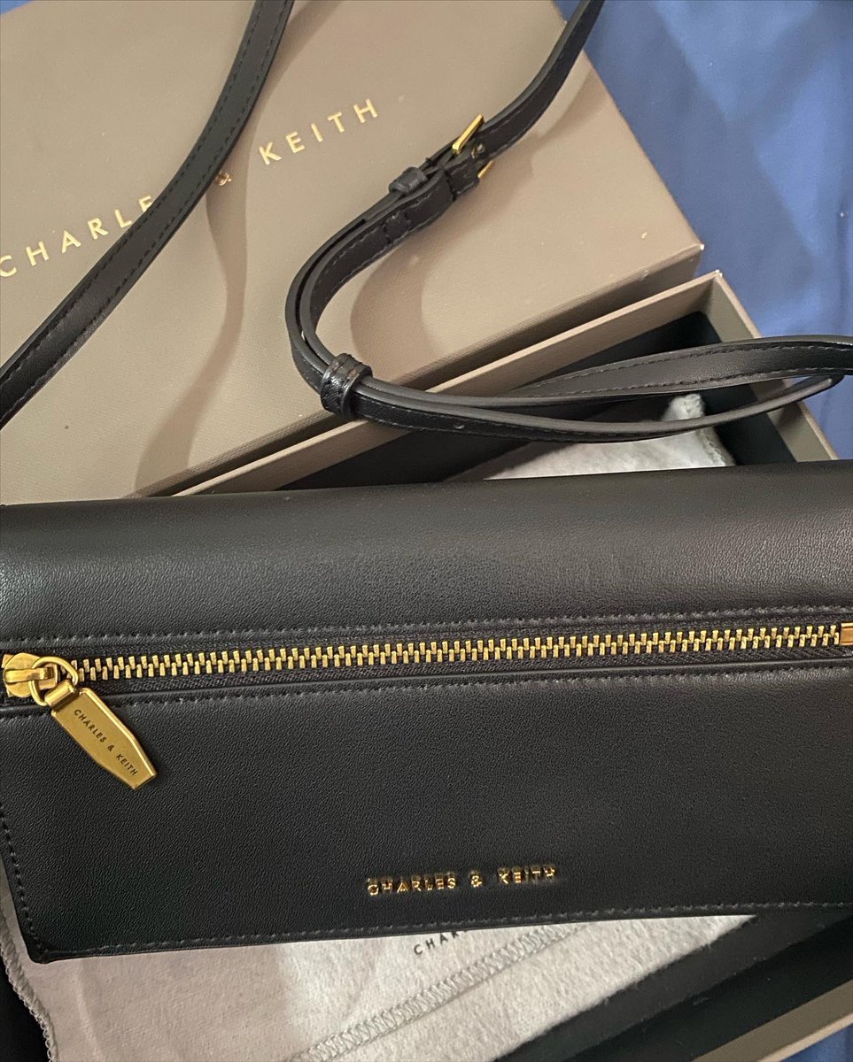 selectedbysoul's tweet photo. ส่งต่อกระเป๋า charles &amp; keith แท้ 100% หนังสีดำ ใบยาว มีช่องเก็บบัตรด้านอกและด้านใน 10+ ใบ ใส่โทรศัพท์ได้ มีสะพายถอดได้ มีถุงผ้า อุปกรณ์ครบ ใช้งานน้อยมากปล่อย 550 dm ได้เลยค่ะ 🫶🏼💕✨ #ส่งต่อกระเป๋า #charlesandkeith #gentlewoman #rallymovement #stylishshop #mitr #maisonkeeps https://t.co/EBx3GhmIBx
