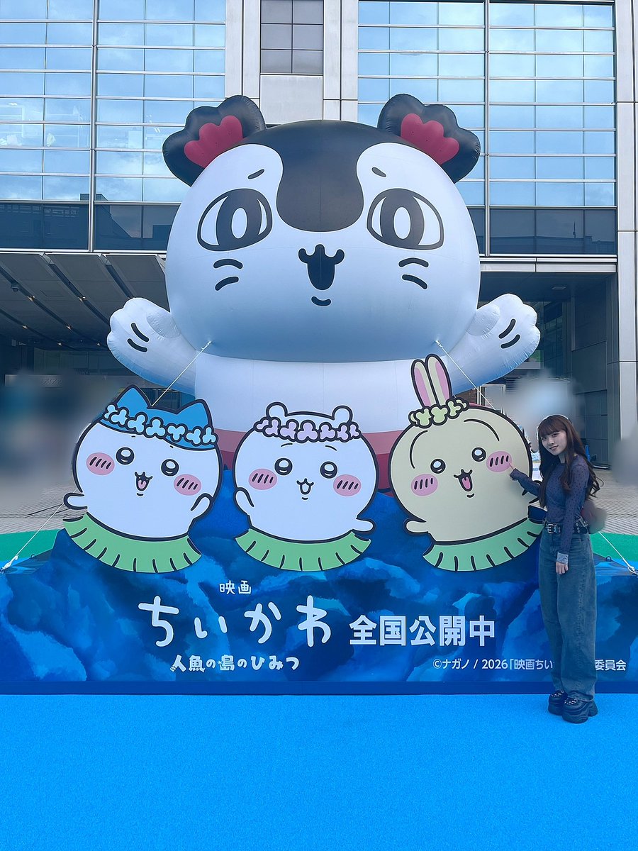 kurumi_takase's tweet photo. 先日、ちいかわの映画を観てきました！

なんか可愛くて、なんか考えさせられる、そんなちいかわが大好きなんだ。

漫画で見ていた時の衝撃を軽々超えてきて、ぞくぞくしっぱなしでした！

写真はお仕事終わりに見つけたセイレーンちいハチうさと、特典でもらった古本屋さん🦀 https://t.co/XSpFCN7rTC