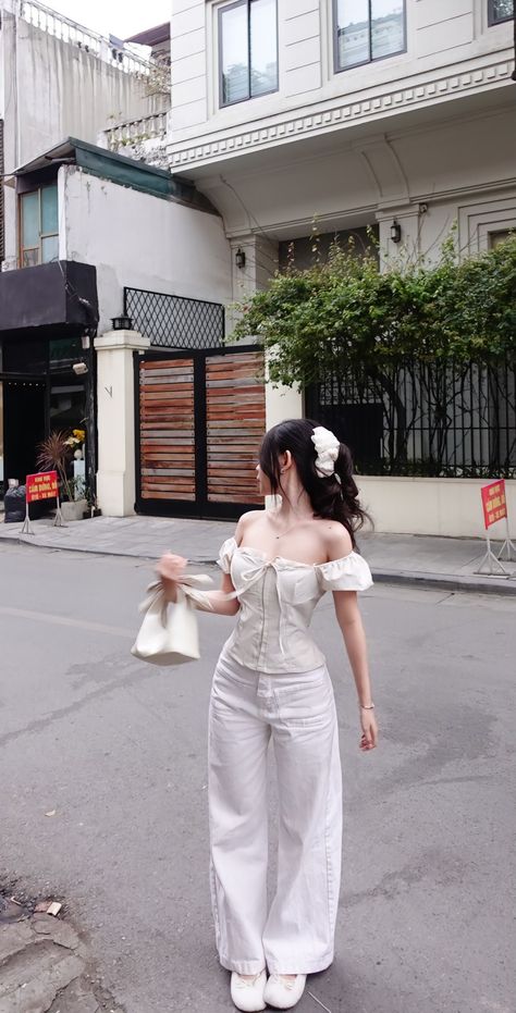 BotafogoDigao's tweet photo. White-on-white street style an off-shoulder corset top paired with wide-leg pants for a clean, bold summer look
reU https://t.co/eBMSEv8lgG