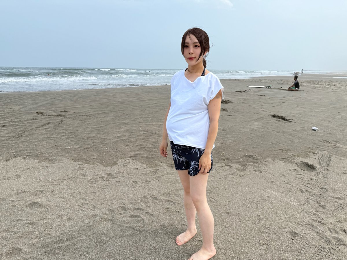 HashimotoKotoe's tweet photo. 辺野古の「平和教育」で死亡した武石知華さんのご遺族が、同志社の教員らと自称平和団体の構成員らを海上保安庁に刑事告訴し、これが受理され家宅捜査が始まった。高校生まで育てた娘を「政治の道具」にされ死なされた無念は全ての親にとって耐え難いものだ。この問題の本質は何か。

実は、教育基本法では「政治的中立」を定めているが、違法とされる「政治教育」とは「特定の政党に賛成または反対」することであり、

個別的な政策や政治思想を教育することは、「政治的中立に反している」とは言えない状態にある。

このため、これまで教育界に潜んだ「赤色グループ」は、無垢な生徒たちを「韓国謝罪ツアー」などに動員するなどしていた。

今から約３０年には、広島県の世羅高校で、修学旅行を利用した「日帝35年支配謝罪」と呼べるものを実施し、実際に生徒らを韓国に動員し、社会問題となった。

生徒らを「土下座」させたという指摘に対して、学校側は「生徒らを記念碑の前で座らせただけ」と反論するなど、非常に問題となり、

最終的には学校長が(卒業式の日の丸掲揚の問題もからみ)自殺することで全国報道された。

そう、「教育の政治利用」は今に始まった問題ではない。ただ、死亡事故が起きなかったことで社会的に問題視されず、ズルズルと現在まで来てしまった。

何しろ、「特定の政党に賛成・反対」さえしなければ「政治的中立」であると法解釈され、

特定の政党が掲げる個別別な政策への賛成・反対に生徒を動員しても「違法ではない」とされ続けた。

今回の「辺野古」の問題は、明らかに日本共産党の掲げる政策だ。それに、右も左もわからない「一般保護者」を欺き「生徒」を動員した。

しかも、安全配慮もなく、海上運送の許認可も得ていない「モグリ」だった。

つまりな、今回の問題が起きた背景には、日本の「教育法」がザルで、左派が教職員に入り込み好き勝手できる背景があった。改正しないとまた再発する恐れを否定できないわけだ。

辺野古移設はな、普天間基地が住宅街にあって(正確には基地が最初にあって後から住宅が造営されたんだが)、

そこで在日米軍基地の戦力を今後も維持するため「移設先」として辺野古が選ばれ、建設と整備が進められ、これに「反対」する政治活動が行われていたわけだ。

この反対勢力はサンゴなどの「環境破壊」を大義名分にしているが、実質上「在日米軍は沖縄から出ていけ」という思想を原動力にしていると分析できる。

では、なぜ「出ていけ」というのか。

それは、台湾沖縄侵攻作戦をしたい「特定の国家」にとって、沖縄の米軍は目の上のタンコブ、最大の抑止力となっていて邪魔なわけだ。

なればこそ、沖縄で民間人のフリをして米軍基地反対運動をすれば、それは防衛の支障となるからな。なんせ物資運搬さえ「人間の壁」とかやって邪魔しているわけだ。

フランス国防省所属の軍事学校の分析レポートでは、沖縄独立運動(反米軍活動)に中国軍が関与しているとさえ記載されている。

このような「紛争前夜」に、武石知華さんらは動員され、そして死亡した社会的背景がある。

そもそもな、1970年代の日本は「親中」に舵を切った。何故ならば、中ソ紛争とか当時あって、中華人民共和国が対ソ外交の「友好国」になると考えられたからだな。

そう、未来に日本の脅威になるという分析が当時の日本政府には全くなかったんじゃ。

なので、台湾(中華民国)との国交を切って、日本と中華人民共和国の「蜜月」が始まり、ODAをガンガンいれるなど資金提供が始まったわけだな。

この中、外務省の情報調査局長(当時)の岡崎久彦氏だけが、「大陸国家は将来的に日本の脅威となるから、日米同盟を強化して将来の危機に備えろ」

という外交戦略を提唱していた。(戦略的思考とは何か　1981年刊行)

ところがだ、この岡崎久彦氏の戦略は当時の外務省では外道扱いされ、相手にされなかった。

日本は白村江の戦いのときから、歴史的に大陸国家による太平洋進出の障壁とされ、度々、脅威にされてきたことから、

それは今後も変わらないという「戦略的思考」は、「親中」の当時の日本政府では相手にされなかった。

しかし、いま、ようやく岡崎久彦氏の警鐘は、外務省での正統な地位を得た。

経済的成長した中国が、古来からの大陸国家の戦略と同じくして太平洋への進出を目指し、フィリピン、台湾、そして日本の脅威となっている現実があるからだ。

この流れの中で、沖縄米軍基地が「太平洋進出の障壁」となり、日本国内に巣食う極左勢力は、中国共産党の利益のため動き、

「辺野古基地移設反対運動に平和教育と称して児童生徒らを動員する」という今回の事件の背景に至る。

単に女子高生が事故死したという話ではない。何のために事故死させられたのか、その背景を理解しなければならないとワシは強く思う。

フランス革命期の政治家、ニコラ・ド・コンドルセは『フランス革命期の公教育論』(岩波　阪上訳)でな、こんなことを書いている。

"L'instruction publique... ne doit exercer aucune autorité sur les opinions, mais les enseigner sans les imposer... Aucun pouvoir public n'a le droit... d'empêcher le développement de vérités nouvelles."
(公教育というものは人々の意見に対していかなる権威も及ぼしてはならず、ただそれを押しつけることなく教えるべきものである。いかなる公権力も、新たな真理の発見や普及を妨げる権利を持たない)
『公教育の全般的組織に関する報告(Rapport sur l'organisation générale de l'instruction publique)』(1792年)より

つまりな、コンドルセによれば、教育は国家が担うべきだが、それは特定の党派や宗派の教義を子どもに刷り込むためではなく、あくまで人々が自ら考え判断できる能力を育てるためだと説く。

もし、特定の政党や宗派が独自に子どもたちを教育し、国家の公教育とは異なる教義を吹き込むならば、それは子どもの精神を党派の道具にしてしまう危険な行為であると批判したわけだな。

ゆえに教育は、いかなる政治権力からも独立し、党派性を排した中立的なものでなければならない、というわけじゃ。

あったりまえだ!!　そう、「平和教育」とは、フランス革命以前の「無知蒙昧っぷり」を日本でしていたといえる。子供の人権をこれほどまで否定したことはないぞ？

この問題は徹底的に「責任」を追及すべきだ。

そして、教育基本法の「政治的中立」の定義をより詳細にすべぎだ。政党に賛成反対していなきゃ中立だなんて理屈は通用しないぞ。

子どもたちを共産主義から守れ!　ああもう、ワシが政治をしていたら絶対に教育基本法改正をする!
----------------------------------------
【あと415人で供託金がたまる!】 

ワシの書いた大ヒット作『われ正気か！』が読み上げ配信になった! (0円登録・解約自由・速聴可能〕

【月額0円登録】 
ワシの今後の政治資金になるから、下のリンクをクリック→「今すぐ登録する」をクリックして登録→「われ正気か」の検索を頼む！ いつでも解約できるので登録だけしてくれたら嬉しい！　お願いな！
 https://t.co/13ZRWwjN2Q 

（速聴（倍速で聞くこと）はボケ防止にいいぞ！ワシの祖父母も毎日していた。ワシは12才から18才まで毎日速聴して予備校にいかず旧帝に現役合格したから頭の筋トレなんじゃ） 

ワシの新刊『日本人をなめとるのか!』が出る!
中露の認知戦がいま激しくなっている。
日本人を奈落の底に突き落とすための偽情報。
許せんぞ!
という思いで第7子を腹に宿しながら書き下ろした。
ぜひ読んでな!
https://t.co/RCJMF5uHeY

地元図書館にもリクエストしてな!

写真は日曜日に千葉県九十九里浜に行ったワシじゃ。