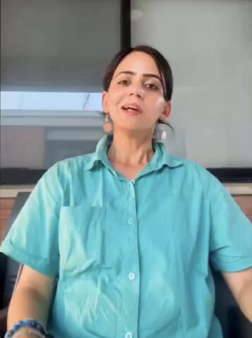 Aussie2787872's tweet photo. طوطے کو اتنا رٹا لگوایا جاتا ہے جتنا وہ مالک کو خوش کر سکے۔ یہ طوطا اپنے پیسے وصول کر چکا تھا، اور اس طوطے کو چوری والا پراٹھا منہ کھول کر دیا جاتا تھا۔ 

اب یہ طوطا پرانی بکواس کی چُوری دوبارہ وصول کرنے آیا ہے کیونکہ جی ایچ کیو پنڈی کے پاس میر جعفر اور میر صادق کی کمی نہیں ہے۔ 

اس گھٹیا طوطے کو اتنی بھی شرم نہیں کہ ضمیر کا سودا نہ پختگی میں ہو گیا لیکن اب جب طوطا شرم اُتروا بیٹھا ہے تو اس کی انتہا اب قبر ہے۔ 

دیکھو جنرل فیصل نصیر نے طوطے کے منہ کیا حال کر دیا ہے۔ 

دوہزار انیس سے پہلے طوطے کے بھوک کے ادوار چل رہے تھے، لیکن سکرپٹ پڑھنے کے بعد طوطے کی جان میں جان آئی، شکل بھی بھر گئی، بچہ بھی ہو گیا اور اب طوطا دوبارہ سے مالک کو خوش کرنے آیا ہے۔ 

طوطے کا ویزا لگا ہوا ہے اب اُس ویزے کو سیاسی پناہ میں بدل کر طوطا سدا بہار کےلیے وہیں رہنا چاہتا ہے۔ محنت کرکے طوطا نہیں کھانا چاہتا، طوطے کو بھی ڈالروں کا ایک سوٹ کیس اور پنشن چاہیے۔

گھٹیا طوطے✋