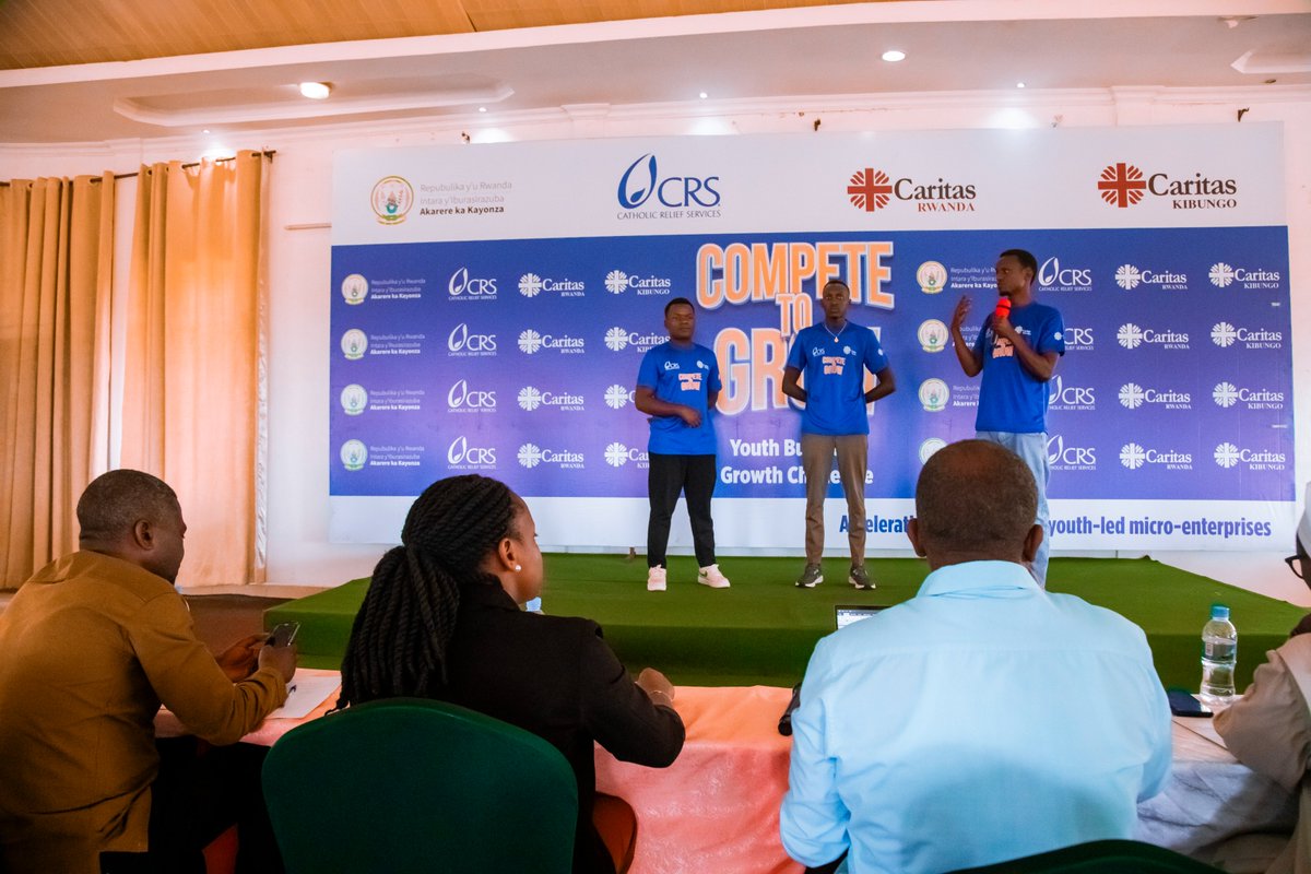 CrsRwanda's tweet photo. Irushanwa rya #CompeteToGrow rigeze mu karere ka Kayonza (@KayonzaDistrict).

Amatsinda y’urubyiruko rwo muri aka karere ari kumurika imishinga imbere y’akanama nkemurampaka, ahatanira ibihembo bitandukanye.

#CompeteToGrow ni irushanwa ry’urubyiruko rigamije kuzamura imishinga. https://t.co/I6bKRBar18