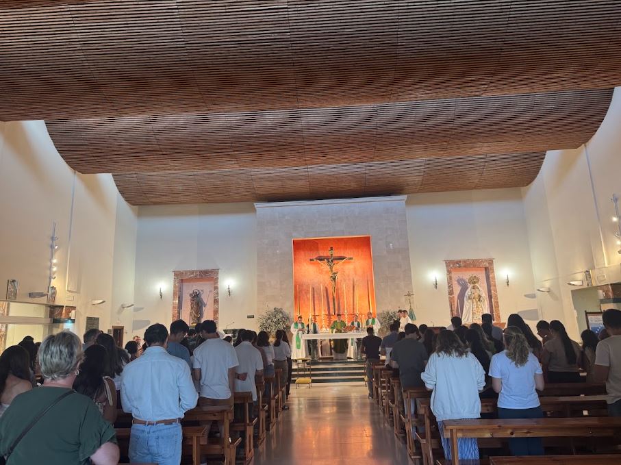 Archisevilla1's tweet photo. 🥾 Un centenar de jóvenes de la Archidiócesis de #Sevilla ha iniciado su peregrinación a los Picos de Europa.

🙏 Bajo el lema «Los que esperan en el Señor caminan sin cansarse» (Is 40,31), recorrerán Santo Toribio de Liébana, Covadonga y Oviedo en una experiencia de fe y comunión.

🗻Una experiencia que les ayudará a fortalecer su fe, compartir la vida con otros jóvenes y seguir preparándose para la #JornadaMundialDeLaJuventud de #Seúl 2027.

🔗https://t.co/OE4TfzLhNz 

#PastoralJuvenil #Peregrinación