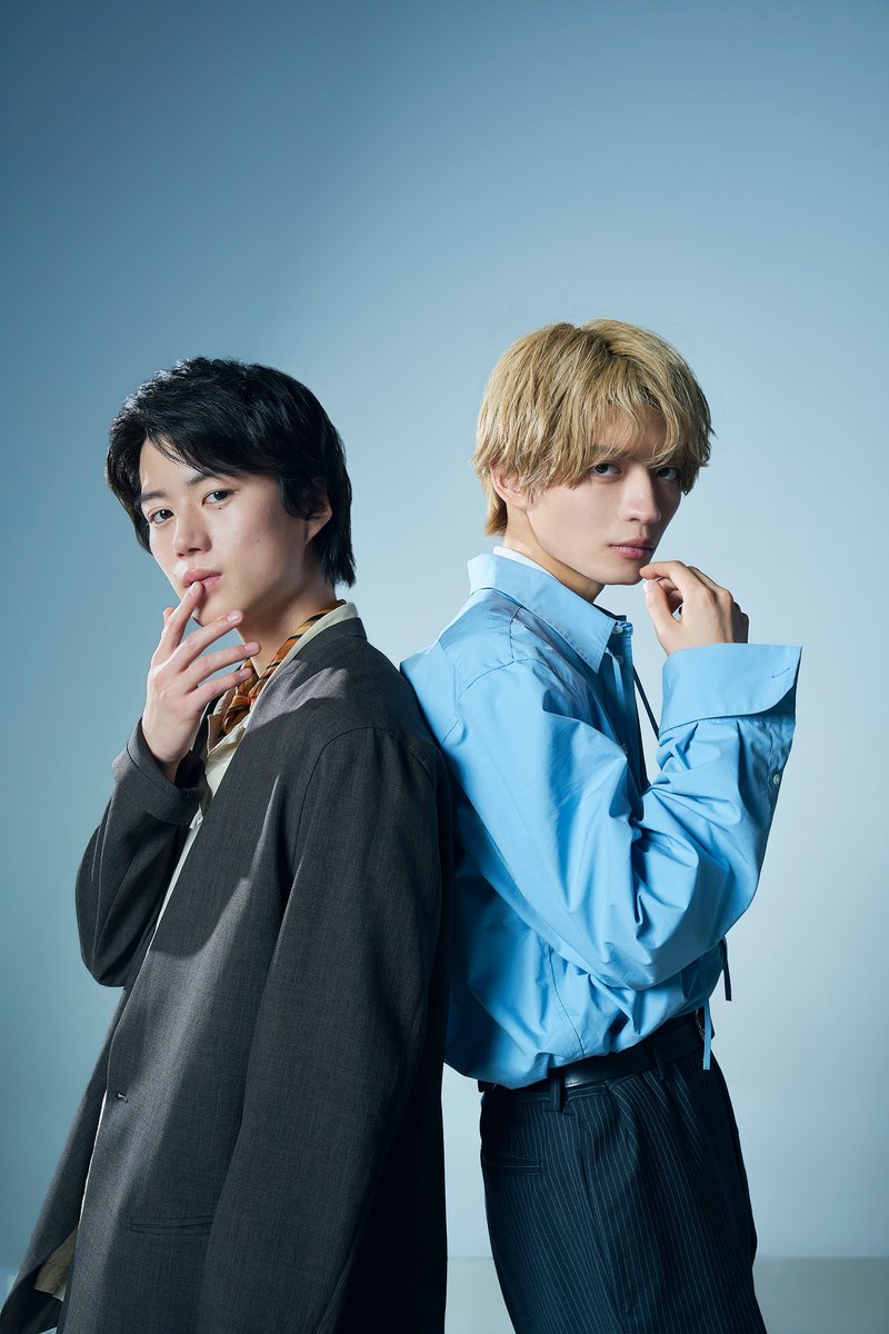 fast_japan_'s tweet photo. #奥智哉 さん＆ #杢代和人 さんのアザーカットを公開📸

背中合わせの儚い眼差しも、
そっと手が重なるカットも、
渉と千晴の関係性が滲み出ているよう...🥺

2人の世界に思わず引き込まれてしまいそうになる写真をぜひご堪能ください🌻

@mokudai_kazuto
@tx_doramanext

#FAST #君は夏のなか #ドラマ君夏
