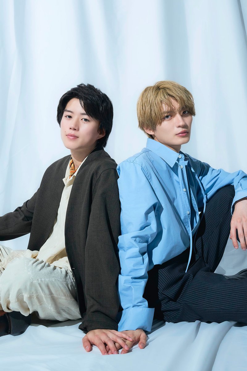 fast_japan_'s tweet photo. #奥智哉 さん＆ #杢代和人 さんのアザーカットを公開📸

背中合わせの儚い眼差しも、
そっと手が重なるカットも、
渉と千晴の関係性が滲み出ているよう...🥺

2人の世界に思わず引き込まれてしまいそうになる写真をぜひご堪能ください🌻

@mokudai_kazuto
@tx_doramanext

#FAST #君は夏のなか #ドラマ君夏