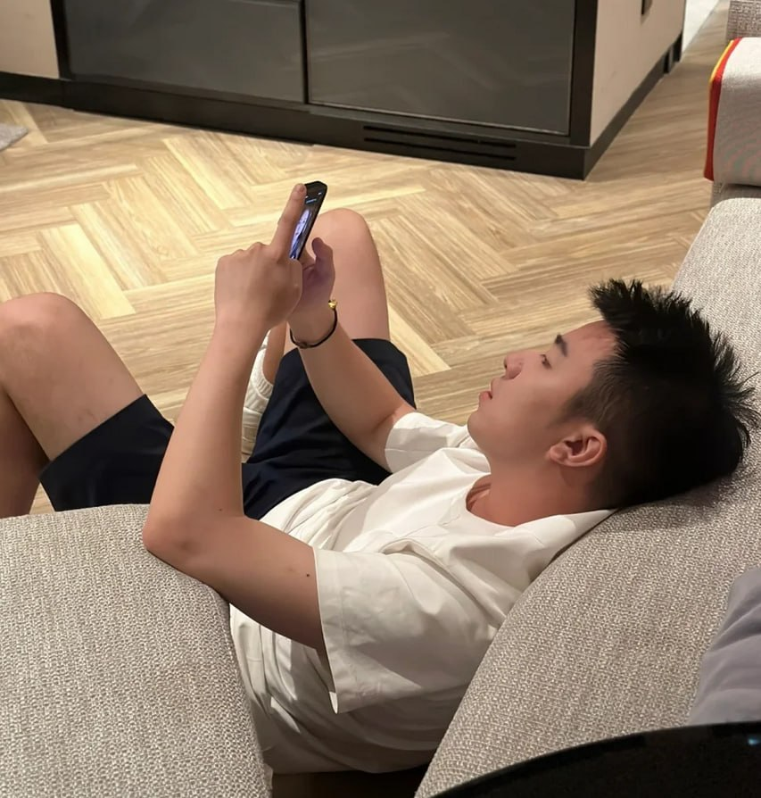 chieflovr1's tweet photo. 跟兄弟出来喝酒，我在他杯里下了料。还以为自己喝醉了，走不动道，一边给女友报备「今晚回不去了」，一边迷迷糊糊的。
好好发你的消息吧，等会儿把你短裤扒了，狠狠干烂你这个骚屁眼。 #迷玩 https://t.co/gd0hVV6OyL