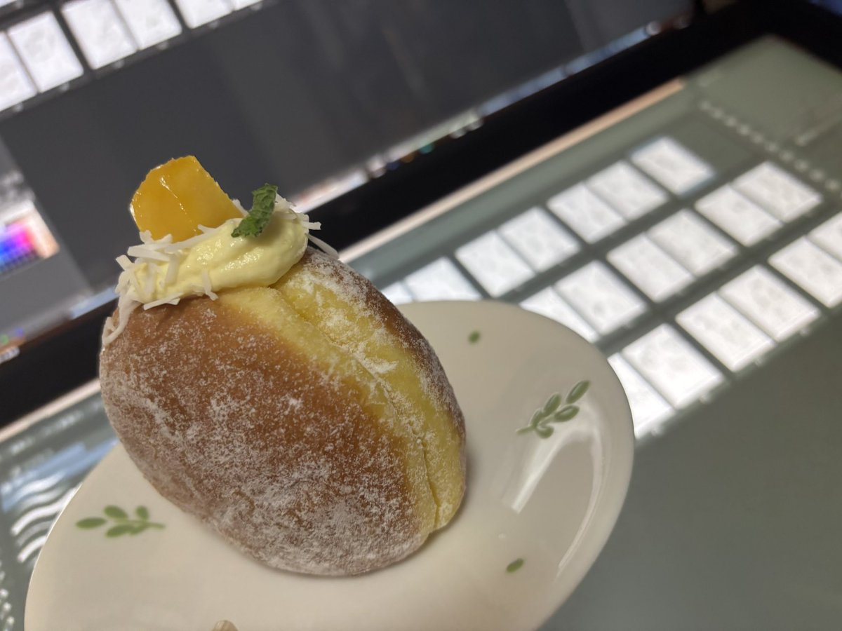nagaredama72's tweet photo. やっと下絵がとりあえず出来たので、ご褒美マンゴーココナッツドーナツ。美味しい〜。さぁ、ペン入れガシガシするぞ。大きな地震があったみたいですね。心配。お気をつけてください。 https://t.co/dMnHSCbwrc