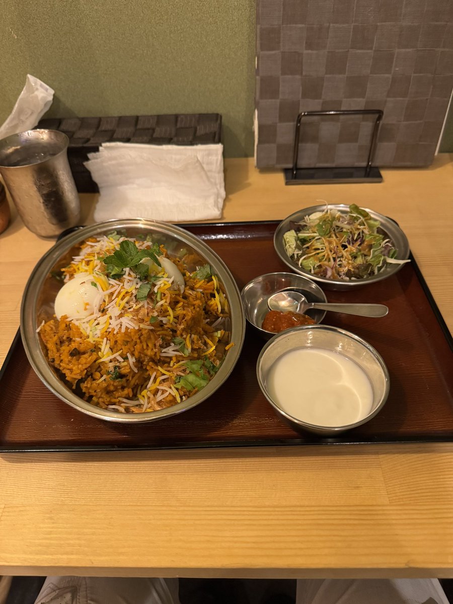 koushisou's tweet photo. ���はカレー。
夜もカレーになりそうなところを、ビリヤニとかいうインドの炊き込みご飯とタンドリーチキンにした。でもカレー美味そうだった。
次があるならカレー。
ビリヤニは味しっかりしてるんだけどさっぱりしてて面白い。チキンは美味しいんだけど、僕には濃いめだったなぁ。 https://t.co/wIGX4hLw1P