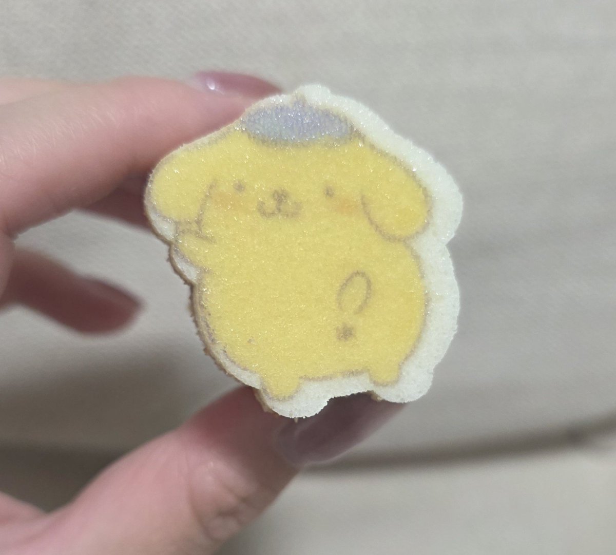 Midare_pom's tweet photo. あとこれもね、お姉ちゃんが買ってきてくれたの！！！

これ、甘くて美味しいね💛💛

上手にくり抜けたよ♪
. https://t.co/kLOaQPNfKn
