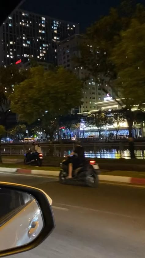SimonMardi's tweet photo. City nights, two wheels, neon reflectionsurban pulse never stops after dark
vaz https://t.co/LBEUxciEDK