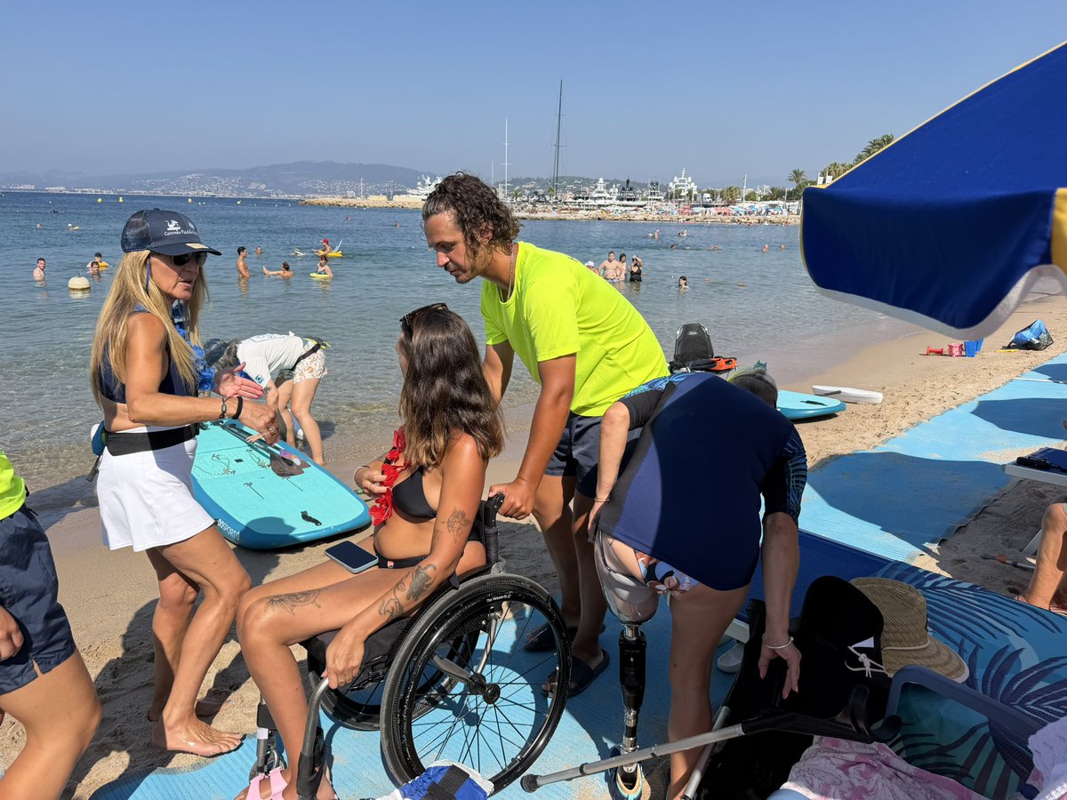 davidlisnard's tweet photo. En direct de notre Handiplage où la Mairie de Cannes continue d’innover et a acquis un nouveau paddle adapté pour les personnes en situation de handicap, plus large, plus maniable. Pour que chacun puisse accéder à ce que la mer a de plus précieux à offrir : la liberté ! Vive Cannes.