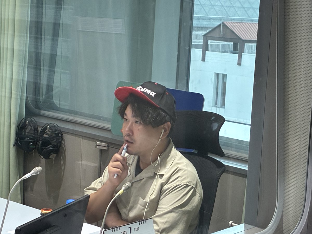 yumetsuka's tweet photo. 📻今夜19時はラジオ関西「夢つか」放送📻

パイナップル食堂のドライパインをスタジオで試食！
日持ちもするし、しっとりしていて美味しいと夢つかメンバーに好評です🍍
しかも本日8月8日はパインアメの日🤣

しんちゃんがパイン農家になる日も⁉️
乞うご期待👊

#夢つか #ラジオ関西 #パイナップル https://t.co/45xeg7mSv3