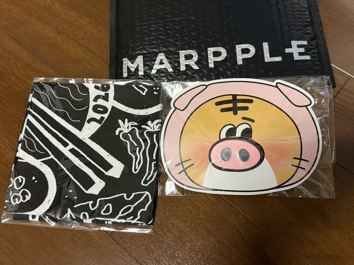chako_0313's tweet photo. 届いたよ〜!!🐽뜬뜬
豚鼻クリッカーキーホルダー＆バンダナ
可愛い〜!!
#뜬뜬
#김남길
#라면먹고올래 https://t.co/XLW1NFpQnf