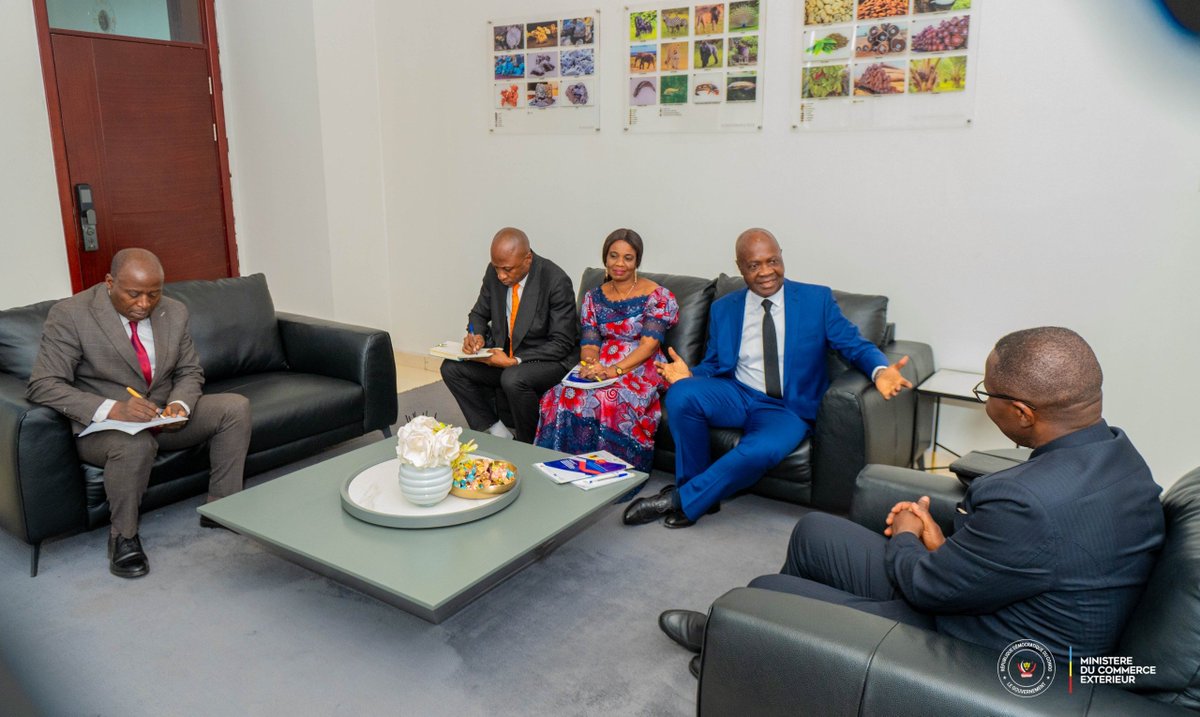 MbulukuMoise's tweet photo. 🛑#PIMENT🇨🇩 #VERS_LA_CHINE
Il s'est tenu, ce lundi 27 juillet 2026,une réunion technique entre le Ministre du Commerce Extérieur @julienpalukucom et le DG du Jardin Agro-industriel du Congo, autour de la promotion et l'exportation des piments "Made in DRC" vers la Chine.
1/4 https://t.co/e9IW4AIA3t