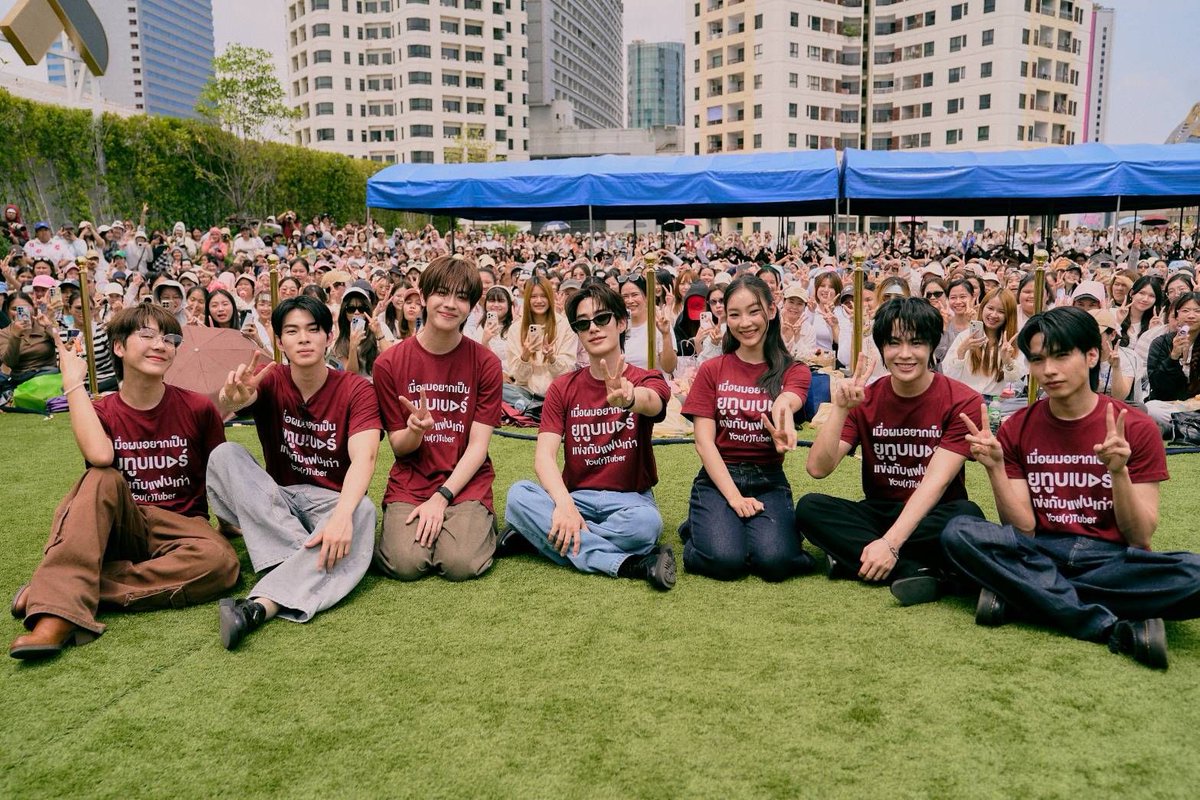 faikeaw_ent's tweet photo. พลังความฮอต ‘เติ้ล - เฟิร์สวัน’ ดันซีรีส์ “เมื่อผมอยากเป็นยูทูบเบอร์แข่งกับแฟนเก่า You(r)tuber Series” ปังตั้งแต่บวงสรวง แฟนคลับรวมพลส่งกำลังใจแน่นงาน 

#YourtuberSeries
#MandeeWork 

ปังสุดจนเป็นกระแสและได้รับความสนใจในโลกออนไลน์ตั้งแต่วันบวงสรวง จนทำให้ #บวงสรวงYourtuber มีการพูดถึงในอย่างต่อเนื่อง สำหรับซีรีส์เรื่อง ‘เมื่อผมอยากเป็นยูทูบเบอร์แข่งกับแฟนเก่า You(r)tuber Series’  ซึ่งได้ ‘เติ้ล มติมันต์ ศรีบุญเรือง เฟิร์สวัน วรรณกร เรืองรัตน์’ แสดงนำ โดยเป็นผลงานการผลิตของ‘บริษัท มันดีเวิร์ค จำกัด’ ซึ่งบอสใหญ่จากค่าย ‘ดูมันดิ’ อย่าง ‘อ๊อฟชั่น กิตติพัฒน์ จำปา’ พร้อมลุยเพื่อสร้างสรรค์ซีรีส์คุณภาพอีกหนึ่งเรื่อง และเสริมทัพความสนุกในการถ่ายทอดเรื่องราวในซีรีส์เรื่องนี้ด้วย ฟิวส์ วัชรพล ก้อนทรัพย์, เจ็ม กันตพัฒน์ เตวิชพัฒนพงศ์, ต้น ศรัณญ์ อนันตะเศรษฐกูล, เอิร์ธ กัษมนณัฏฐ์ นามวิโรจน์ และ ฝ้าย ณัฐธยาน์     บุตรธุระ (ฝ้าย 4EVE) ซึ่งได้เข้าร่วมพิธีบวงสรวงซีรีส์เพื่อความเป็นสิริมงคล เมื่อวันที่ 27 กรกฎาคม 2569 จัดขึ้น ณ บริเวณดาดฟ้าชั้น 6 โครงการ Phenix Pratunam 

สำหรับ ซีรีส์ ‘เมื่อผมอยากเป็นยูทูบเบอร์แข่งกับแฟนเก่า You(r)tuber Series’ เป็นอีกหนึ่งเรื่องที่ได้รับความสนใจจากแฟนคลับนับตั้งแต่ปล่อย Pilot ให้ได้ชม ซึ่งมียอดวิวทะลุ 2 ล้านวิวแล้ว รวมถึงในงานบวงสรวงยังเต็มพื้นที่ด้วยพลังของแฟนคลับที่มาร่วมส่งกำลังใจให้กับ ‘เติ้ล - เฟิร์สวัน’ รวมถึงทีมนักแสดงนำอย่างล้นหลาม โดยมีแฟนคลับมาร่วมงานกว่า 3,000 คน ซึ่งทำเอานักแสดงต่างปลื้มใจสุด ๆ 

โดย ‘เติ้ล – เฟิร์สวัน’ และทีมนักแสดง เผยว่า “พวกเราตื่นเต้นมาก ๆ ที่จะได้ถ่ายทำซีรีส์เรื่องนี้ ก่อนหน้านี้ได้มีการเวิร์คชอปการแสดงไปบ้างแล้ว เรื่องนี้มีหลากหลายอารมณ์ จะเป็นซีรีส์ที่ทำให้ผู้ชมยิ้มตามได้ไปกับความ Feel Good และได้สัมผัสกับเรื่องราวของตัวละครไปพร้อมกับความสนุกของการท่องเที่ยว อยากให้ทุกคนรอติดตามไปด้วยกันครับ”

ซีรีส์ “เมื่อผมอยากเป็นยูทูบเบอร์แข่งกับแฟนเก่า You(r)tuber Series” เป็นเรื่องราวของ คู่รักที่เลิกกัน เพราะถูกแฟนนอกใจไปคบเพื่อนสนิท และโดนยึดช่องยูทูปที่สร้างมาด้วยกัน เลยหันมาเปิดช่องใหม่ พร้อมกับการได้พบช่างภาพที่มีความลึกลับ แต่กลับทำให้กล้าแสดงตัวและเป็นส่วนช่วยให้ประสบความสำเร็จ ร่วมลุ้นไปกับการเปิดใจให้ความสัมพันธ์ครั้งใหม่นี้ว่าจะเดินหน้าต่อได้อย่างไร ผ่านผลงานการกำกับการแสดงของ ‘กฤติเดช สินเจิมศิริ’ และนำแสดงโดย

•    เติ้ล มติมันต์ ศรีบุญเรือง รับบทเป็น อินทัช
•    เฟิร์สวัน วรรณกร เรืองรัตน์ รับบทเป็น ชอบคุณ
•    ฟิวส์ วัชรพล ก้อนทรัพย์ รับบทเป็น คิม
•    เจ็ม กันตพัฒน์ เตวิชพัฒนพงศ์ รับบทเป็น ที่รัก
•    ต้น ศรัณญ์ อนันตะเศรษฐกูล รับบทเป็น เตวิช
•    เอิร์ธ กัษมนณัฏฐ์ นามวิโรจน์ รับบทเป็น ปลื้ม
•    ฝ้าย ณัฐธยาน์ บุตรธุระ รับบทเป็น ขิม

ซีรีส์ “เมื่อผมอยากเป็นยูทูบเบอร์แข่งกับแฟนเก่า You(r)tuber Series” มีกำหนดเปิดกล้องถ่ายทำเร็ว ๆ นี้ และรอติดตามชมความสนุกได้ทางช่อง One31 และชมออนไลน์เวอร์ชัน UNCUT บนแอป iQIYI (อ้ายฉีอี้) และเว็บไซต์ https://t.co/5wDoiRjwC0 ที่เดียวเท่านั้น