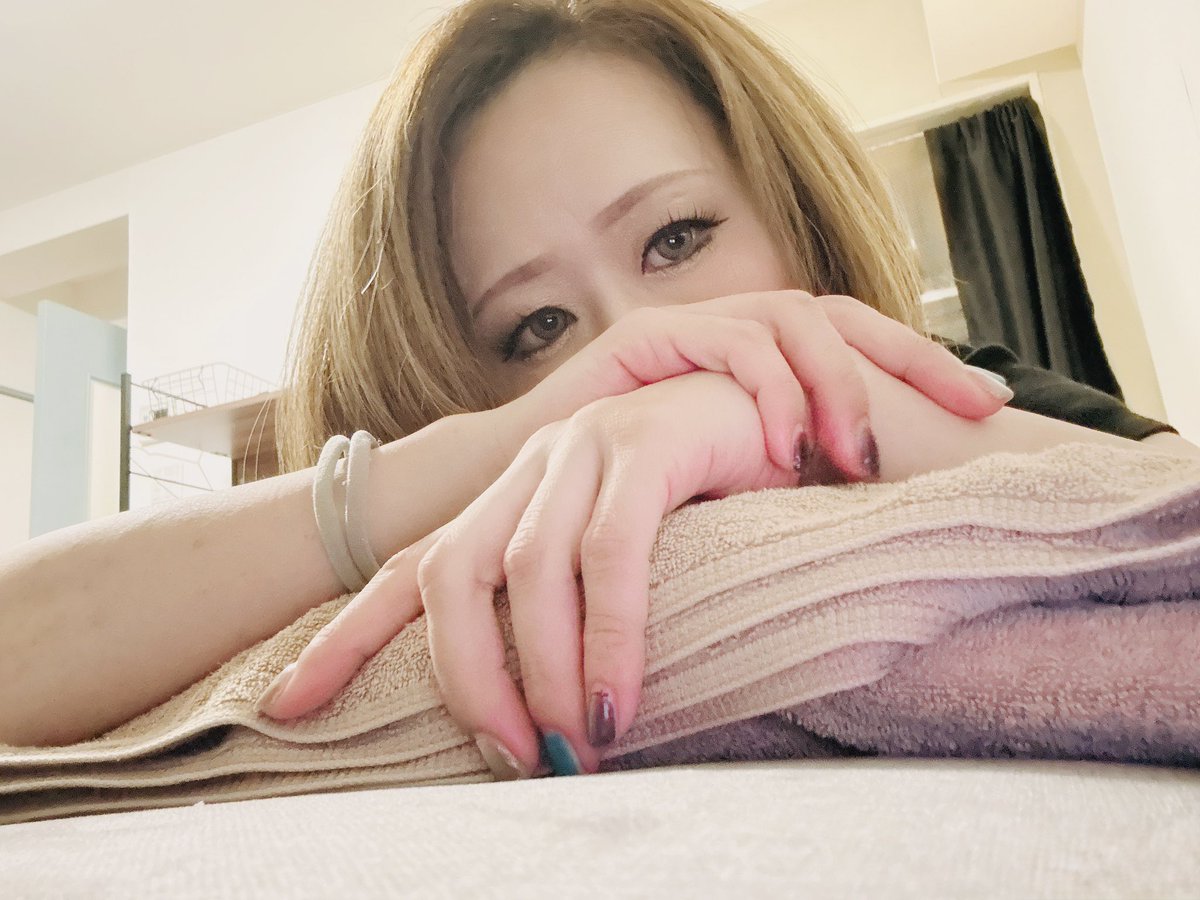 NAOPLUSONE's tweet photo. 店でダラダラしてる🥺

雷凄いなぁ;(´•௰•`)☂ https://t.co/Twb6nlBSHJ