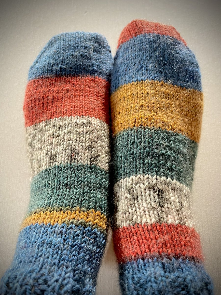 ___nnnga's tweet photo. 靴下編んだ🧶 https://t.co/uIHRclWDQL