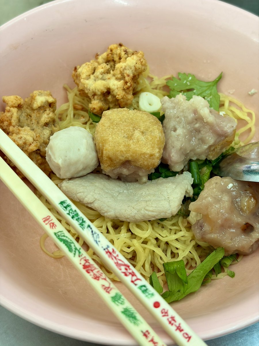bongtao's tweet photo. พบว่าร้านก๋วยเตี๋ยวที่อร่อย จะมีโหงวเฮ้งอย่างนึง คือใช้ตะเกียบพลาสติกสีครีมที่พิมพ์ลายจีนๆ เขียวแดงแบบในรูป จากสถิติคือร้านไหนใช้แบบนี้คือวางใจได้ อร่อยแน่

อันนี้ร้านก๋วยเตี๋ยวแคะ เจ๊ม้าย พุทธมณฑลสาย 3 เป็นร้านเก่าแก่ที่ย้ายมาจากศาลเจ้าพ่อเสือ ร้านนี้ลูกชิ้นอร่อยสุดๆ โดยเฉพาะลูกชิ้นปลาหมึกทอด ทั้งกรอบ ทั้งหนึบ เคี้ยวจนกรามสั่น