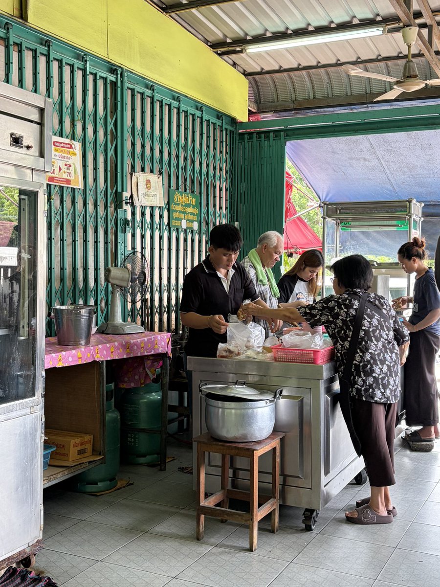 bongtao's tweet photo. พบว่าร้านก๋วยเตี๋ยวที่อร่อย จะมีโหงวเฮ้งอย่างนึง คือใช้ตะเกียบพลาสติกสีครีมที่พิมพ์ลายจีนๆ เขียวแดงแบบในรูป จากสถิติคือร้านไหนใช้แบบนี้คือวางใจได้ อร่อยแน่

อันนี้ร้านก๋วยเตี๋ยวแคะ เจ๊ม้าย พุทธมณฑลสาย 3 เป็นร้านเก่าแก่ที่ย้ายมาจากศาลเจ้าพ่อเสือ ร้านนี้ลูกชิ้นอร่อยสุดๆ โดยเฉพาะลูกชิ้นปลาหมึกทอด ทั้งกรอบ ทั้งหนึบ เคี้ยวจนกรามสั่น