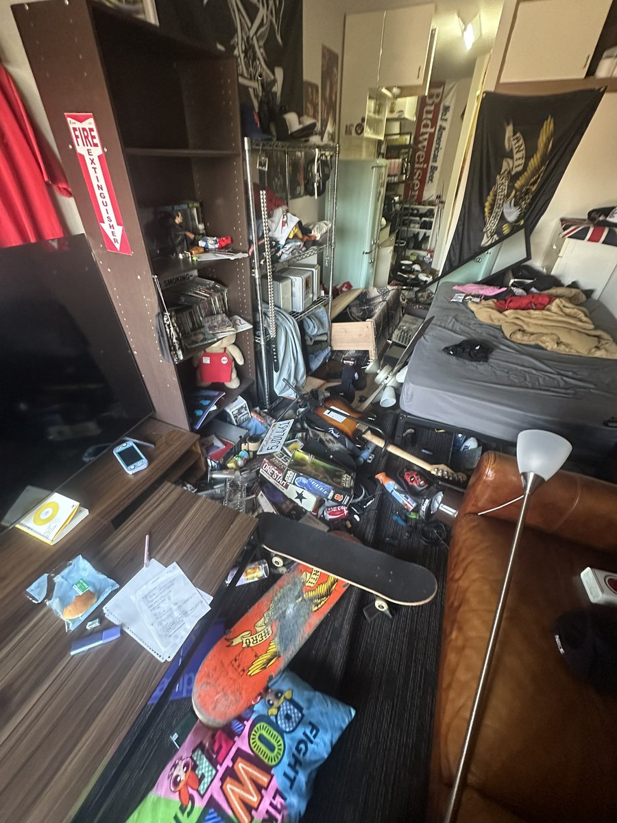marines_delta's tweet photo. さっきの熊本の地震で部屋終了。ビンテージのトイもケンプファーもぶち壊れた。 https://t.co/HvTWs1c7cr