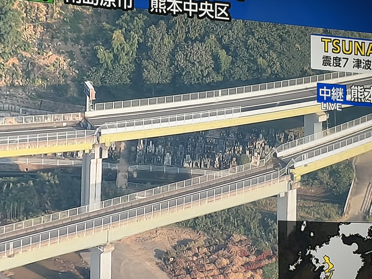 taikichi0122's tweet photo. 九州自動車道 八代付近で、橋落ちとるやん… https://t.co/PyEHpgY99R