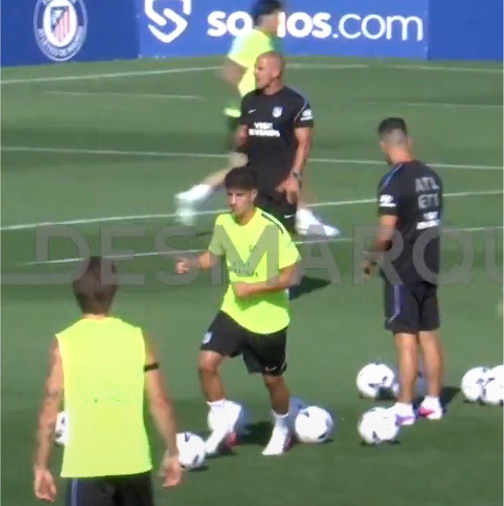 RMadrid_actu's tweet photo. 👀 Un membre du staff technique de l'Atlético à l'entraînement :

"Je veux que tu sois MBAPPÉ, je veux que tu sois Mbappé dans les derniers mètres." @eldesmarque

Les petits prennent exemple sur les grands, c'est bien. ✅ https://t.co/80lSaaLV0g