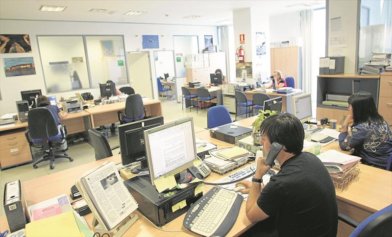 CSIFnacional's tweet photo. 🟰 La temporalidad en las administraciones públicas se estanca en el 27% y las comunidades autónomas recortan 42.400 empleos con la llegada del verano.

🧑‍🚒 Miles de bomberos forestales perderán su empleo en el mes de octubre, pese al desastre ecológico de los últimos incendios.
👉 https://t.co/78LQ1V3LgB