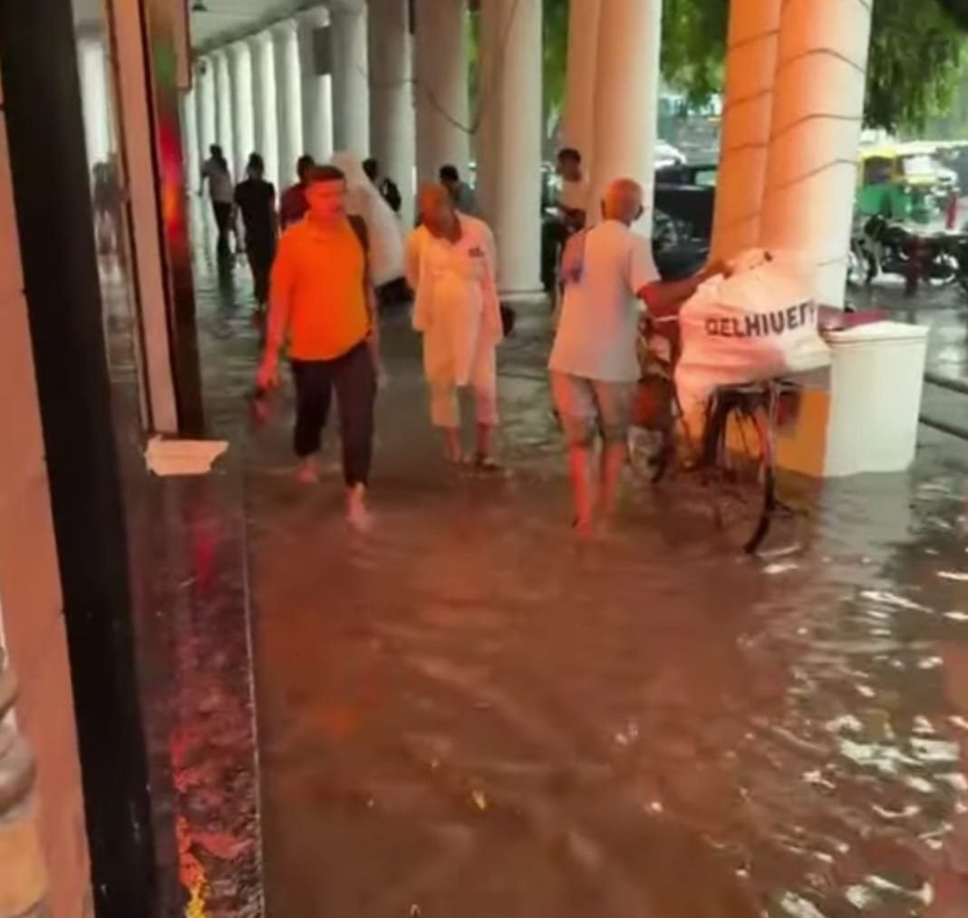 AnkushNarang_'s tweet photo. दिल्ली की शान कनॉट प्लेस भी भाजपा सरकार में जलभराव से नहीं बच सका‼️

बारिश में कनाॅट प्लेस के मशहूर रेस्टोरेंट में भी पानी घुस गया और पूरा इलाका जलमग्न हो गया।

जब वीआईपी इलाकों का यह हाल है, तो आम दिल्लीवासियों की परेशानी का अंदाज़ा लगाया जा सकता है। भाजपा सरकार के सभी दावे ज़मीन पर नहीं, पानी में बहते नज़र आ रहे हैं।

@Saurabh_MLAgk @AtishiAAP @ipathak25 @AAPDelhi @AamAadmiParty