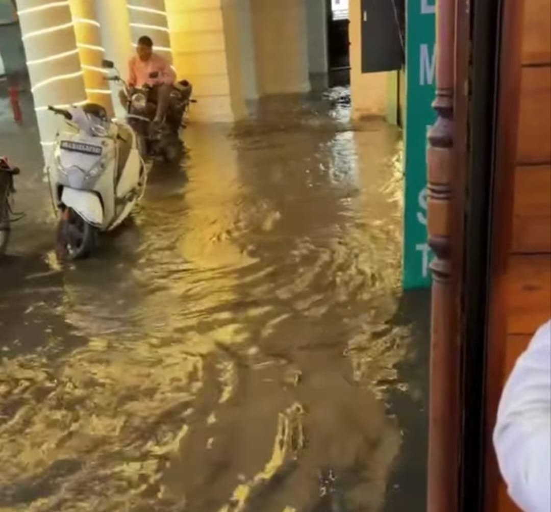AnkushNarang_'s tweet photo. दिल्ली की शान कनॉट प्लेस भी भाजपा सरकार में जलभराव से नहीं बच सका‼️

बारिश में कनाॅट प्लेस के मशहूर रेस्टोरेंट में भी पानी घुस गया और पूरा इलाका जलमग्न हो गया।

जब वीआईपी इलाकों का यह हाल है, तो आम दिल्लीवासियों की परेशानी का अंदाज़ा लगाया जा सकता है। भाजपा सरकार के सभी दावे ज़मीन पर नहीं, पानी में बहते नज़र आ रहे हैं।

@Saurabh_MLAgk @AtishiAAP @ipathak25 @AAPDelhi @AamAadmiParty