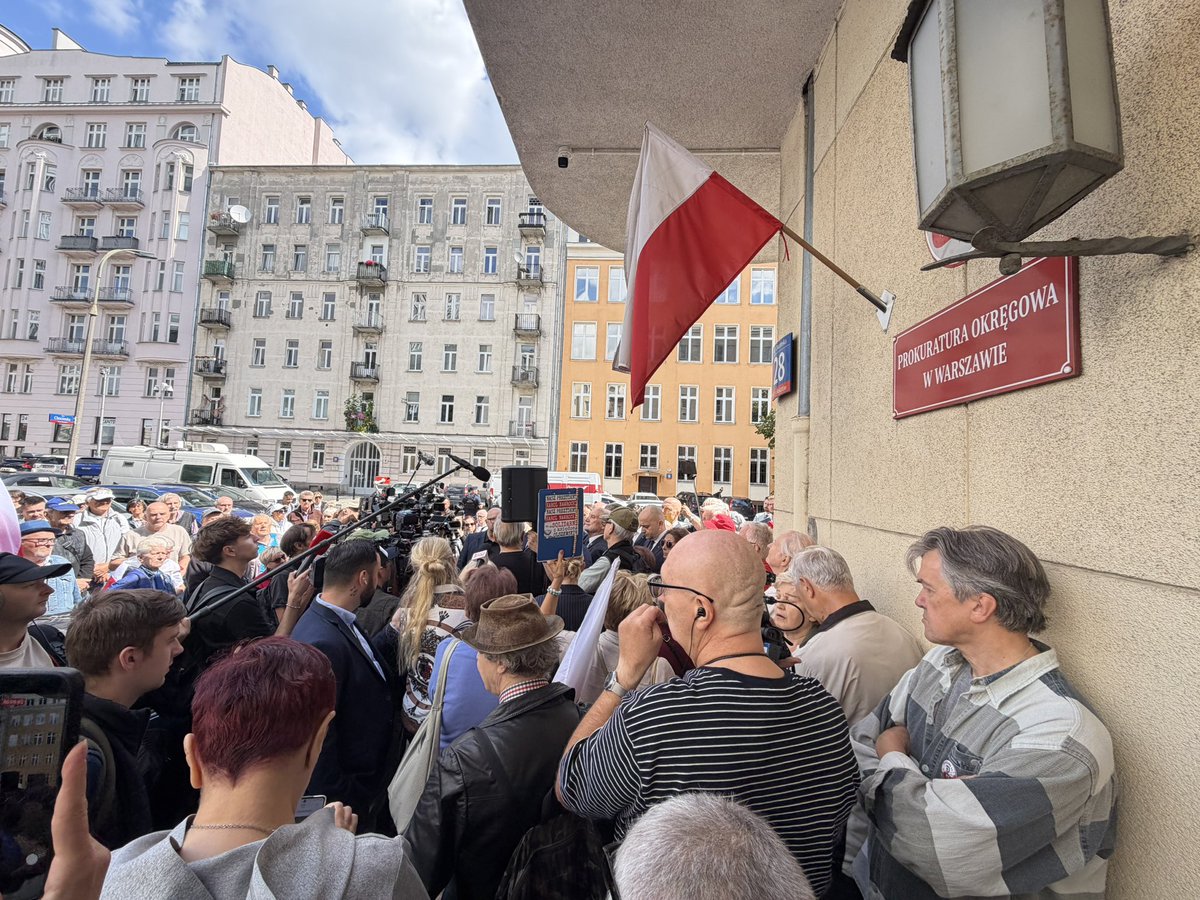 RNowicki7's tweet photo. @DanielObajtek  dziś przed prokuraturą. https://t.co/8yXRpxdJrZ