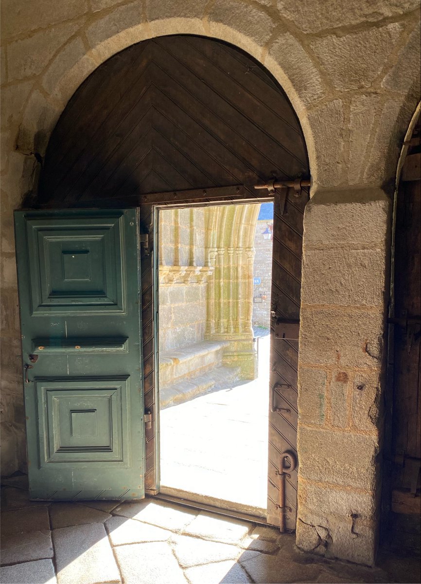 AlBlaineau's tweet photo. Embrasure, ce beau terme, qui évoque ce qui « embrase » ou illumine l’intérieur d’un bâtiment https://t.co/TkLqj70bJE