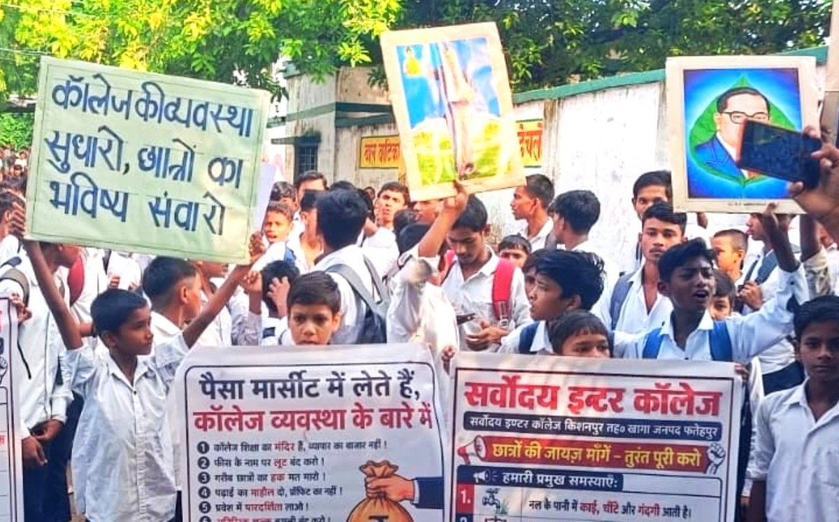 SurajKrBauddh's tweet photo. यह बाबासाहेब का युग है। 🔥

यूपी के फतेहपुर में इंटर कॉलेज के छात्रों एवं लड़कियों ने बिजली-पानी और अच्छी शिक्षा व्यवस्था की मांग को लेकर शानदार प्रदर्शन किया। सरकार को झुकना ही पड़ा।

जंतर-मंतर पर Gen Z के बाद अब Gen Alpha छात्रों ने इस लड़ाई में बाबासाहेब को अपना आधार बनाया। https://t.co/Zt4MQ2mUCn