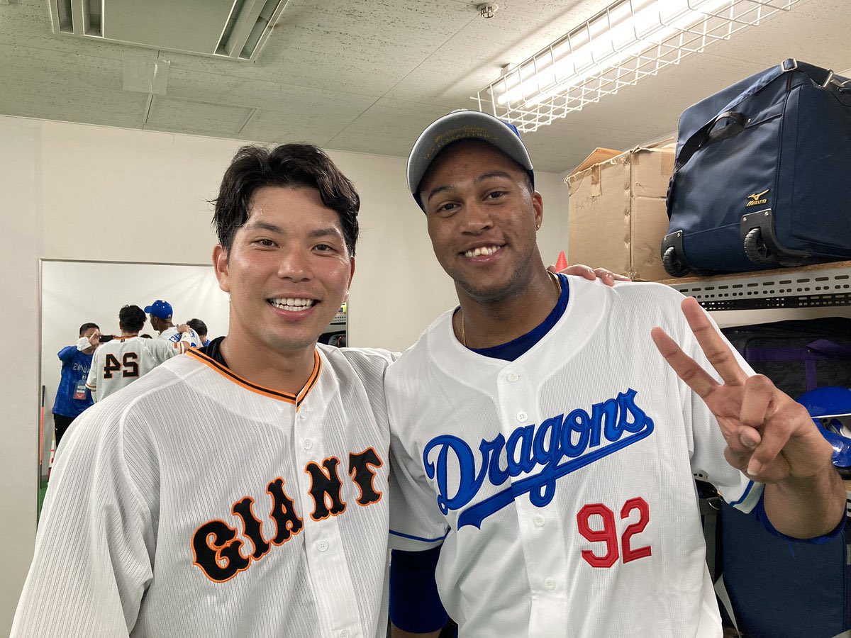 buntofchicken's tweet photo. 大城と肩を組んで写真を撮った選手は読売に行くことが確定します https://t.co/MnKA4pA5Av