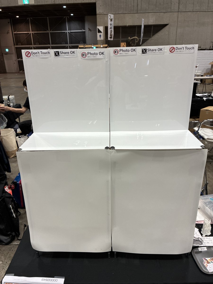 sisioumaru's tweet photo. 夏のワンフェスでは裏テーマとして、ディーラーさんの"展示台"を見て回っていました。

1枚目はうちの展示台で、２枚目以降は他のディーラーさんの

見た目や運用のしやすさなど、みなさんすごく工夫されて参考になります。
得た知見を整理して同人誌にして、冬コミケとかで共有したいなと計画中 https://t.co/eRup0YMw2a