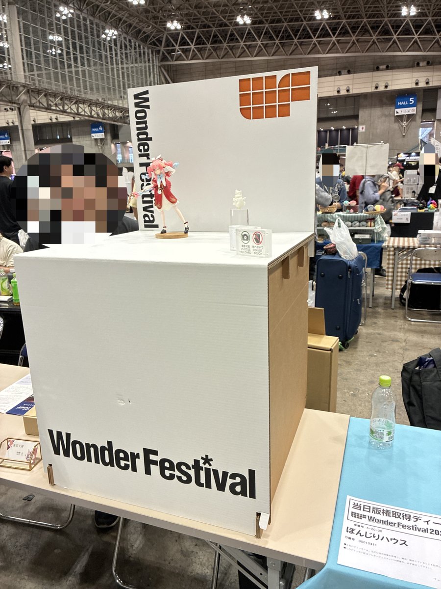 sisioumaru's tweet photo. 夏のワンフェスでは裏テーマとして、ディーラーさんの"展示台"を見て回っていました。

1枚目はうちの展示台で、２枚目以降は他のディーラーさんの

見た目や運用のしやすさなど、みなさんすごく工夫されて参考になります。
得た知見を整理して同人誌にして、冬コミケとかで共有したいなと計画中 https://t.co/eRup0YMw2a