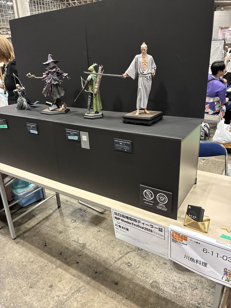 sisioumaru's tweet photo. 夏のワンフェスでは裏テーマとして、ディーラーさんの"展示台"を見て回っていました。

1枚目はうちの展示台で、２枚目以降は他のディーラーさんの

見た目や運用のしやすさなど、みなさんすごく工夫されて参考になります。
得た知見を整理して同人誌にして、冬コミケとかで共有したいなと計画中 https://t.co/eRup0YMw2a