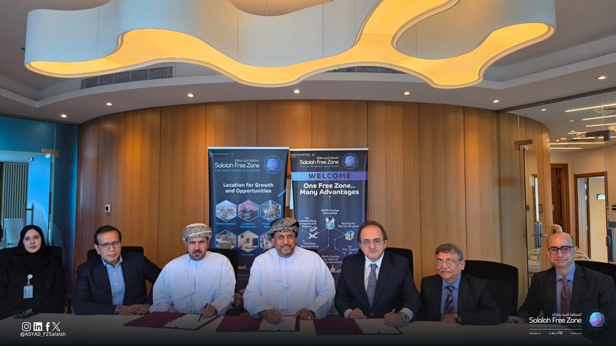 ASYAD_FZSalalah's tweet photo. تواصل #المنطقة_الحرة_بصلالة استقطاب الاستثمارات الصناعية النوعية، حيث وقّع الدكتور علي بن محمد تبوك، الرئيس التنفيذي، اتفاقية حق الانتفاع لإنشاء مصنع حديث لإنتاج الماسترباتش (Masterbatch)، وهي مادة خام أساسية تُستخدم في صناعة تحويل البلاستيك. وسيُصمَّم المصنع لإنتاج أنواع عالية الجودة من الماسترباتش السلعي والمتخصص، بما يلبي احتياجات مختلف تطبيقات معالجة البلاستيك، وذلك على مساحة تُقدّر بنحو 19,315 مترًا مربعًا.

ويُعد المشروع أحد المستفيدين من مبادرة لدائن، بطاقة إنتاجية أولية تبلغ 10,000 طن متري سنويًا، لتلبية احتياجات السوق المحلية، إلى جانب التصدير إلى أوروبا والولايات المتحدة الأمريكية وجنوب آسيا والشرق الأوسط وأفريقيا.

وسيسهم المشروع في دعم نمو الصناعات التحويلية اللاحقة (Downstream) في قطاع الصناعات البلاستيكية، وتعزيز الصادرات غير النفطية، وخلق قيمة مضافة للاقتصاد الوطني، بما ينسجم مع مستهدفات رؤية عُمان 2040