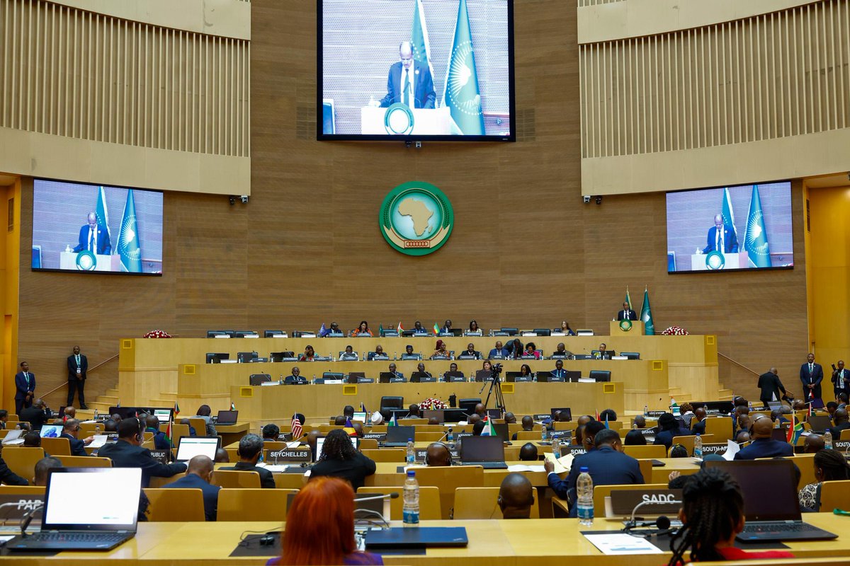 _AfricanUnion's tweet photo. À l’ouverture de la 49ᵉ session ordinaire du Conseil exécutif de l’Union africaine, le Président de la Commission de l’Union africaine, S.E. Mahmoud Ali Youssouf, a souhaité la bienvenue aux ministres des Affaires étrangères, aux membres du Comité des représentants permanents (COREP), aux Commissaires, aux Secrétaires exécutifs des Communautés économiques régionales (CER) ainsi qu’à l’ensemble des délégations participantes.

Le Président a félicité S.E. M. Édouard Bizimana, Ministre des Affaires étrangères et de la Coopération au développement de la République du Burundi, pour son accession à la présidence du Conseil exécutif, tout en lui assurant du plein soutien de la Commission dans l’exercice de son mandat.

Dans son allocution, le Président a souligné que cette session du Conseil exécutif se tient dans un contexte international marqué par une incertitude croissante et des évolutions géopolitiques complexes ayant des répercussions directes sur les économies africaines.

Évoquant la situation au Moyen-Orient, notamment les développements affectant le détroit d’Ormuz, il a indiqué que la Commission suit de près l’évolution de la crise ainsi que ses conséquences pour le continent. Il a précisé que la Commission continue de fournir aux organes politiques de l’Union des analyses régulières afin d’éclairer la prise de décisions et de favoriser des réponses collectives appropriées.

S’agissant de la paix et de la sécurité, le Président a exprimé sa vive préoccupation face à la poursuite de l’expansion du terrorisme et de l’extrémisme violent dans plusieurs régions d’Afrique. Rappelant les visites de solidarité qu’il a récemment effectuées dans les pays du Sahel, il a réaffirmé l’engagement constant de l’Union africaine à accompagner les États membres dans leurs efforts pour relever ces défis sécuritaires communs.

Abordant les questions de santé publique, le Président a évoqué l’épidémie d’Ebola qui sévit actuellement en République démocratique du Congo, soulignant la gravité de la situation humanitaire et sanitaire. Il a présenté les condoléances de la Commission aux familles des victimes et réaffirmé la solidarité de l’Union africaine avec le Gouvernement et le peuple congolais. Il a également rappelé que le Centre africain de contrôle et de prévention des maladies (Africa CDC) coordonne la réponse continentale en étroite collaboration avec les autorités nationales ainsi que les partenaires régionaux et internationaux.

Sur les questions institutionnelles et financières, le Président a salué le travail du Comité des représentants permanents (COREP), dont l’engagement contribue au bon fonctionnement de la Commission. Il a également exprimé sa reconnaissance aux partenaires internationaux de l’Union africaine pour leur soutien à la mise en œuvre des programmes et priorités continentales.

Le Président a toutefois souligné que la réalisation des ambitions de l’Agenda 2063 nécessitera une mobilisation financière beaucoup plus importante, estimée à près de 2 milliards de dollars américains. À cet égard, il a rappelé que la responsabilité première de la Commission est de créer un environnement politique, institutionnel et réglementaire propice à une augmentation des investissements publics et privés en faveur de la transformation du continent.

Il a réaffirmé que la Commission continuera à mettre pleinement à profit les plateformes multilatérales et les partenariats stratégiques afin de promouvoir les priorités et les intérêts de l’Afrique sur la scène internationale.

Évoquant les réformes institutionnelles, le Président a informé le Conseil exécutif de l’achèvement du processus d’évaluation des compétences (Skills Audit and Competency Assessment – SACA). Il a également réaffirmé l’engagement de la Commission en faveur d’une gestion financière rigoureuse, du renforcement de la redevabilité et d’une gestion axée sur les résultats.

En conclusion, le Président a exhorté les États membres à accélérer la signature, la ratification et la mise en œuvre des instruments juridiques de l’Union africaine afin de consolider l’architecture institutionnelle et juridique de l’Organisation. Il a également appelé les États membres à poursuivre leur soutien aux candidatures africaines aux postes au sein des organisations internationales, conformément aux décisions soumises au Conseil exécutif.

Le Président de la Commission @ymahmoudali a enfin souhaité plein succès aux travaux de la 49ᵉ session ordinaire du Conseil exécutif et formulé le vœu que ses délibérations contribuent au renforcement de l’action collective de l’Union africaine au service des peuples du continent.

Lire @ https://t.co/Pj5dDaeJHl