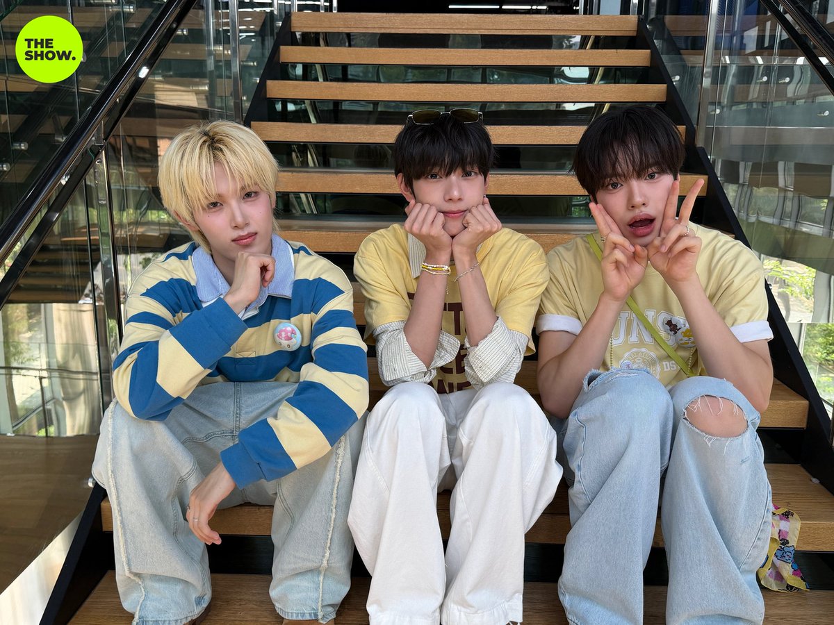 theshow_offcl's tweet photo. 고스펙 시대에
#더쇼 가 구사가능한 4개 국어
1. 리부토띠 예쁘고 귀여어🧡
2. 사토짱 사랑스러어🩷
3. 조마노 잘생겼어🩵
4. 이 조합 너무 아름다어🌸

4개 국어 마스터 후 오늘을 위해 수영을 배우기 시작했다면 믿으시겠습니까? #최립우 #마사토 #마노 에게 빠져 버릴까봐... 영원히 못 헤어나올까봐... 
근데 #더쇼 스페셜 째리뽀즈에게 푹 빠져서 안 벗어나도 될 거 같아요 안락하고 딱 좋네요 ദ്ദി ˉ͈̀꒳ˉ͈́ )

@flareu_official @VAYONN_inkode