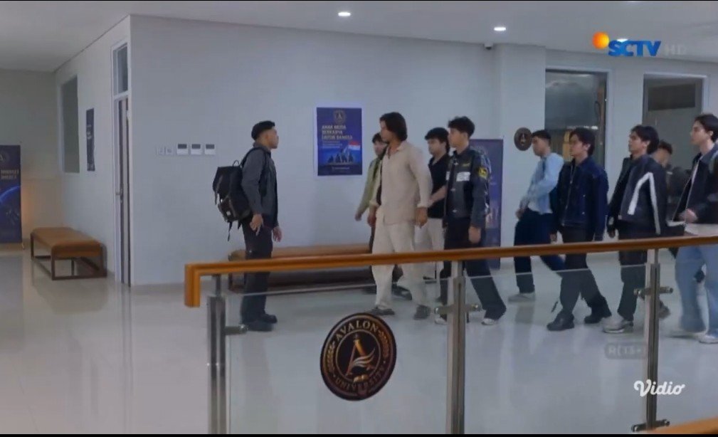 wadiduh's tweet photo. memang boleh anak kuliahan nge-gerombol mulu gini kaya pemuda pancasila😭😭 https://t.co/cBeEseOnyZ