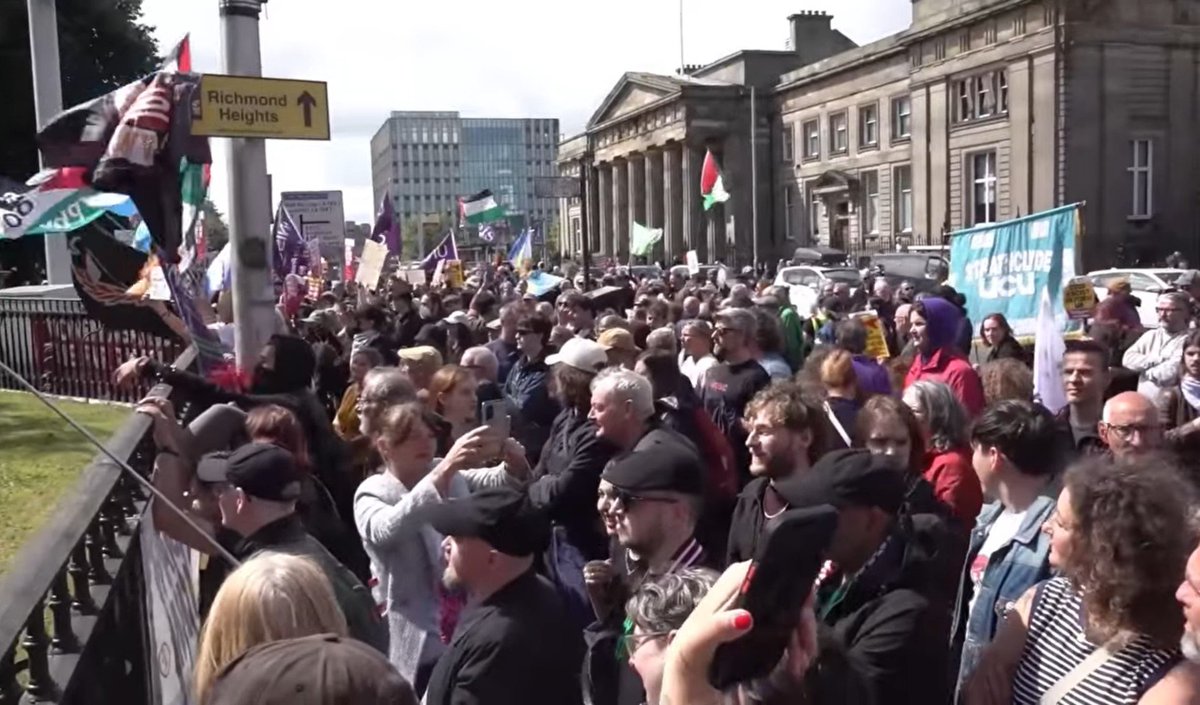 angiemi43176647's tweet photo. Asking the question was the #GreenBrigade protecting supporting #Antifa the proof is here! @PoliceScotland
were out of their depth or complicit? Make yer mind up herself? #GlasgowGreen #UniteTheClans @UTCSCOTLAND
@MyDugAlbie @CraigHouston_
@ACSPARTAN1
https://t.co/uFXVQF0xie https://t.co/bsBcTjWWqj
