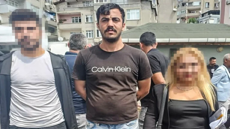 ilketvcomtr's tweet photo. 📌CHP'nin rozet takma etkinliğine figüran olarak katılan Sezer Çakmak konuştu:

🗣️"Bize dizi çekimi denildi, kendimizi Kılıçdaroğlu'nun etkinliğinde bulduk. Resmen siyasi malzeme olarak kullanıldık."

📌"Etkinlik sonunda 950 TL'yi elden verdiler, TC kimlik numaramızı aldılar."
📌Çakmak, BirGün'ün haberinin ardından cast ajansının kendisinden "Ücret almadım, kendi isteğimle geldim" içerikli bir video çekmesini istediğini ancak bunu reddettiğini söyledi.

https://t.co/8SQu5V4XEE